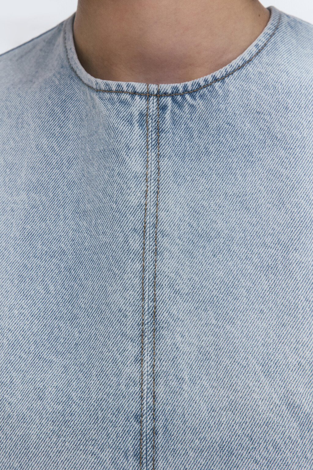 Платье-футляр мини джинсовое с открытыми срезами - цвет голубой - 6