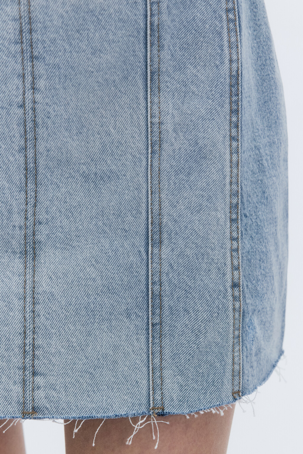 Платье-футляр мини джинсовое с открытыми срезами - цвет голубой - 7