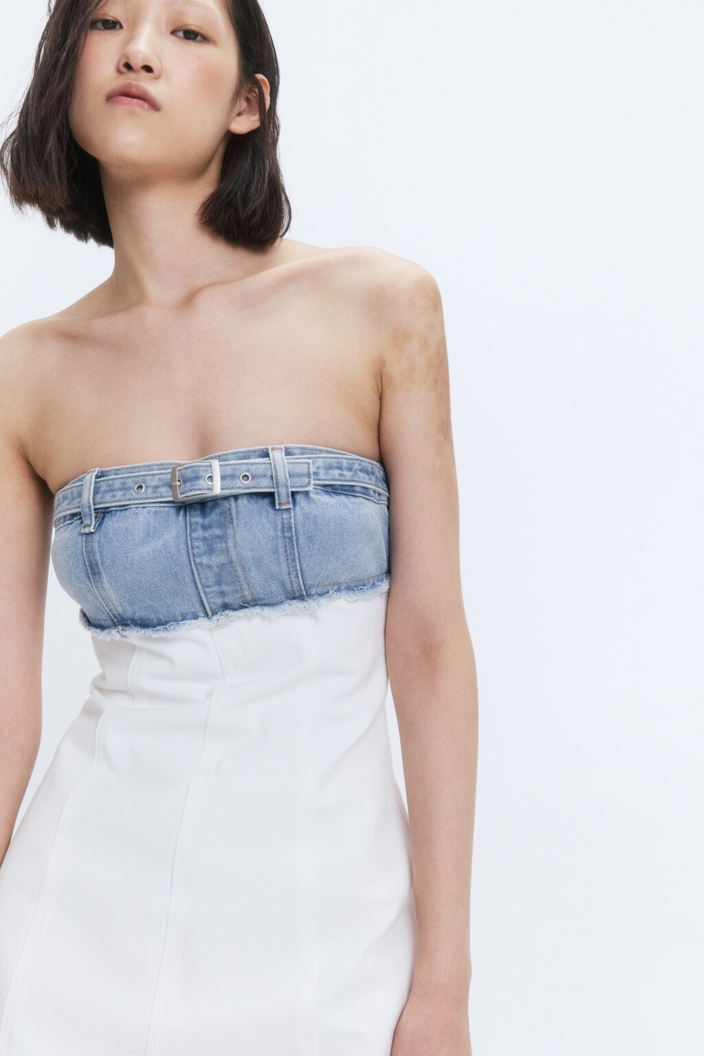 Платье-бандо джинсовое с открытыми срезами - цвет белый - 2