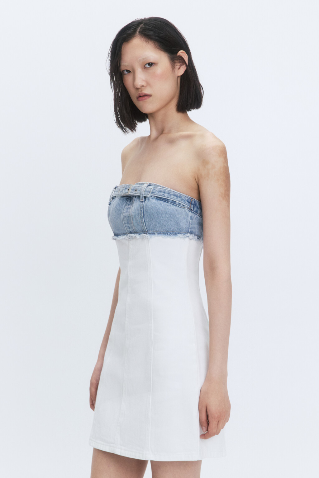 Платье-бандо джинсовое с открытыми срезами - цвет белый - 4