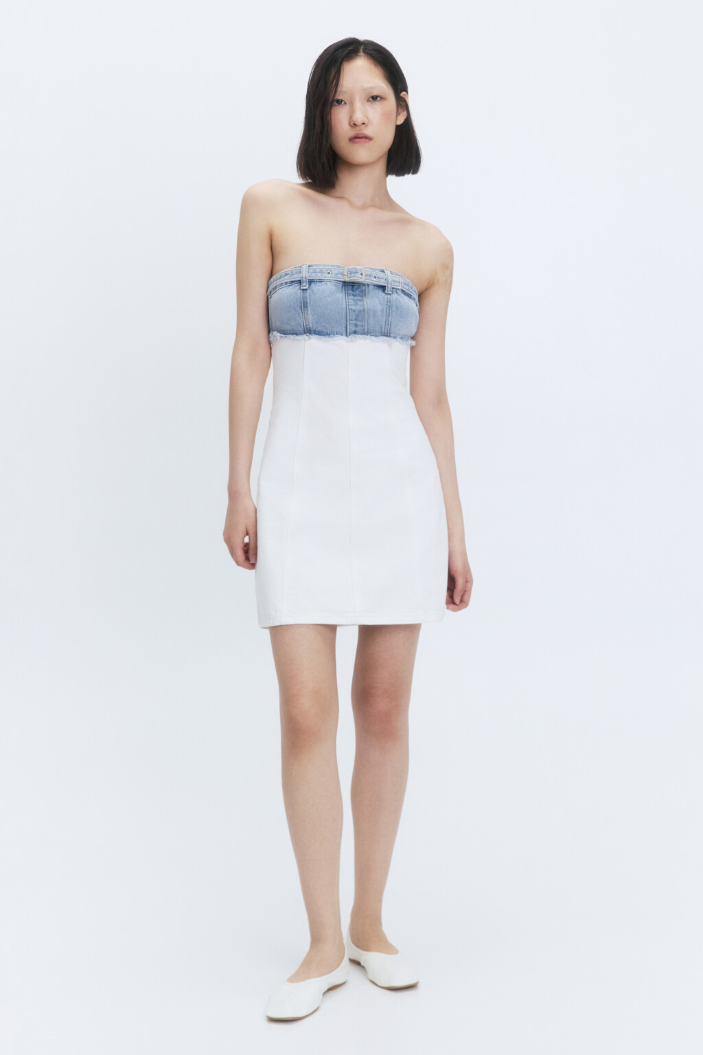 Платье-бандо джинсовое с открытыми срезами - цвет белый - 6