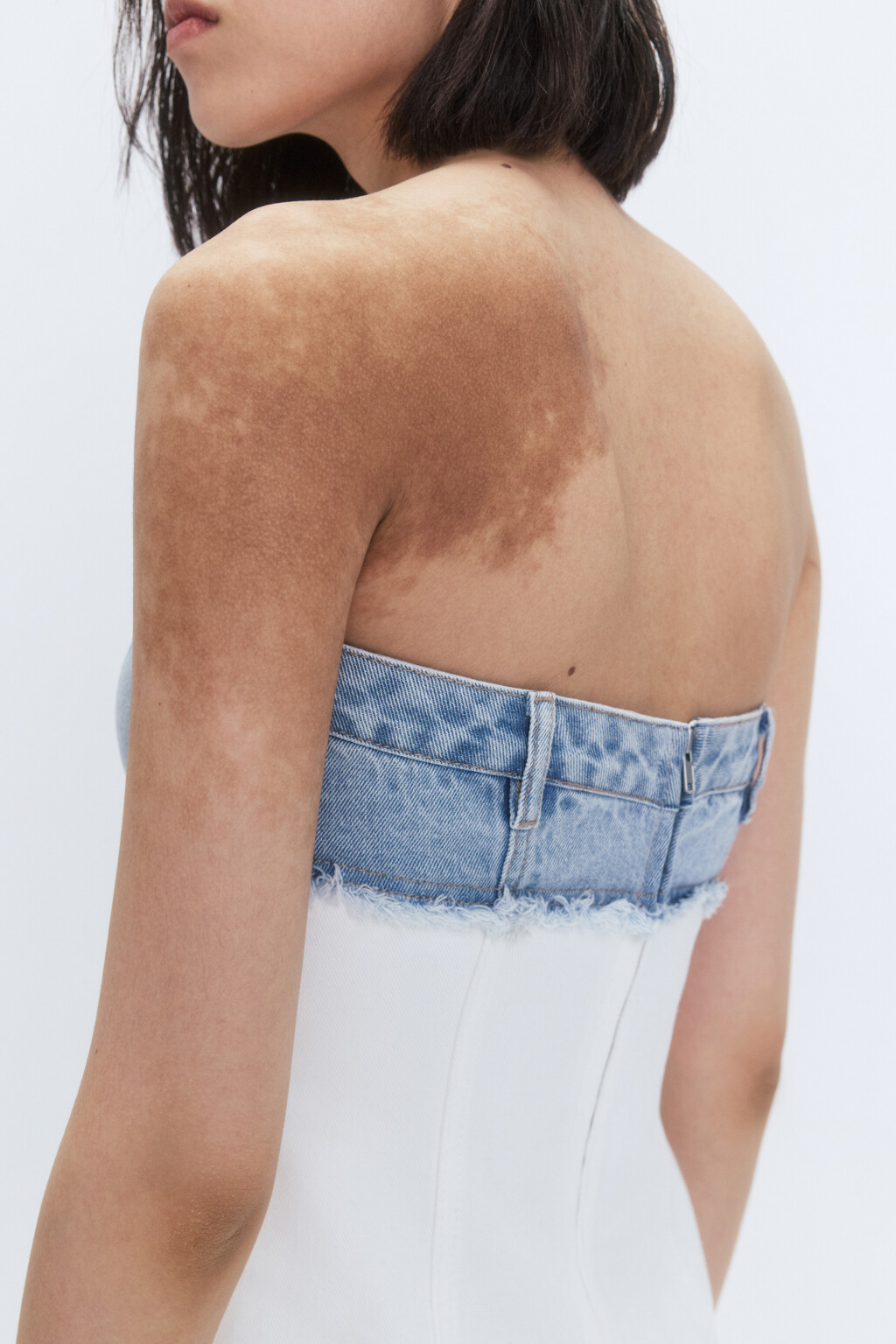 Платье-бандо джинсовое с открытыми срезами - цвет белый - 8