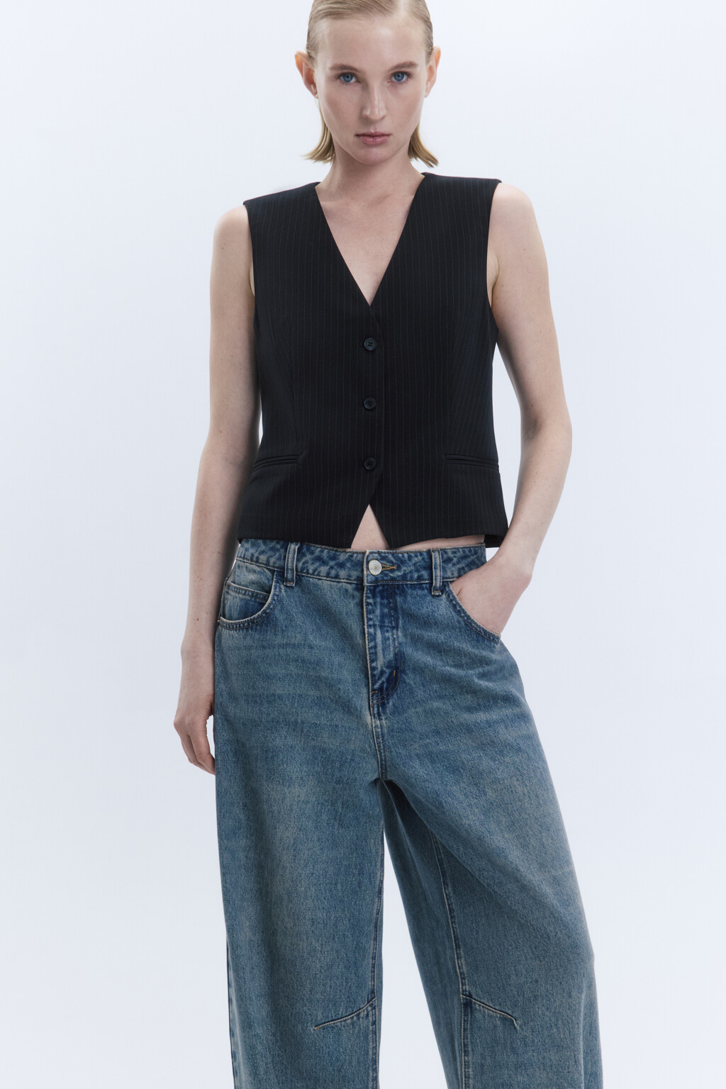 Жилет костюмный полуприлегающий в полоску - цвет черный - 1