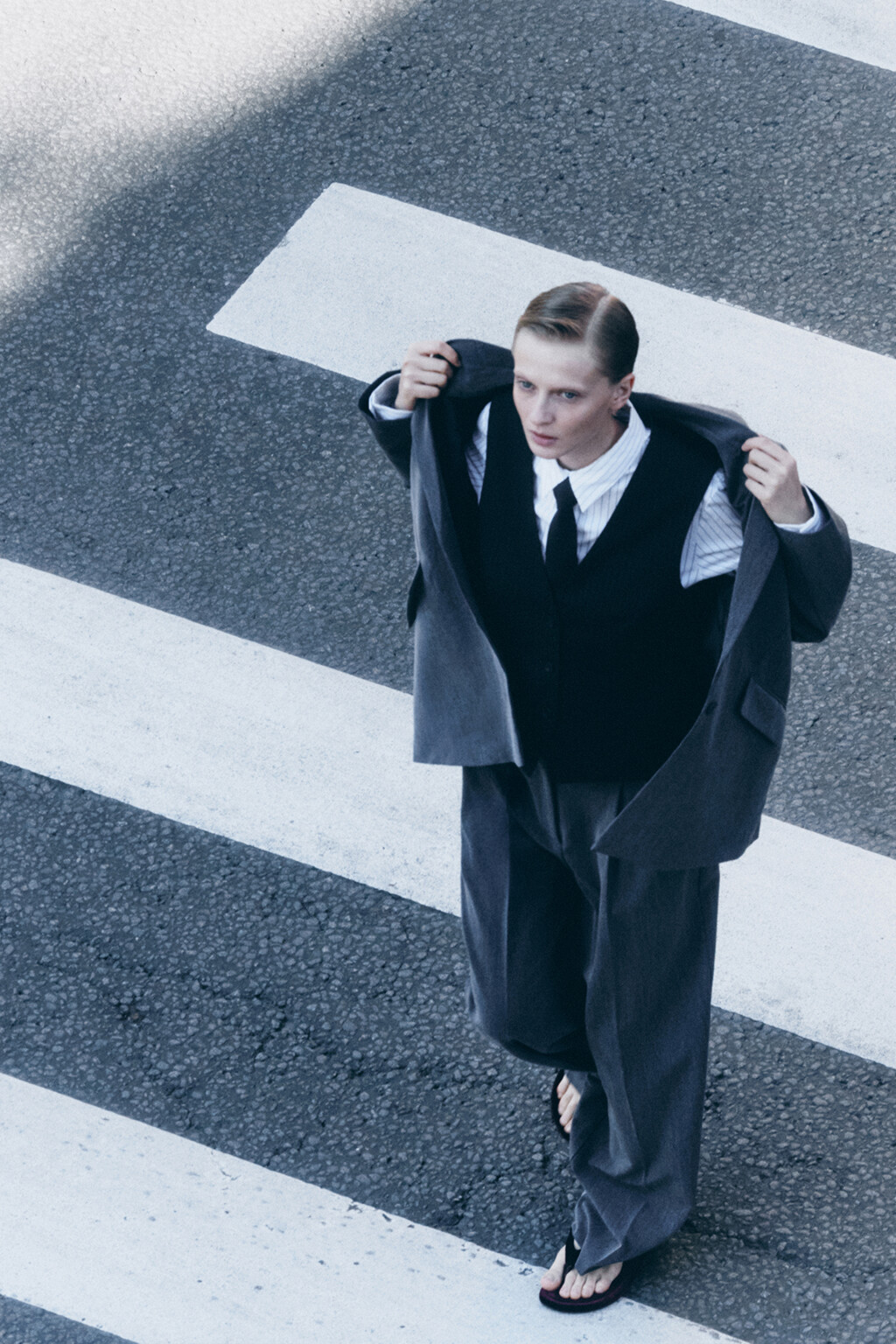 Жилет костюмный полуприлегающий в полоску - цвет черный - 8