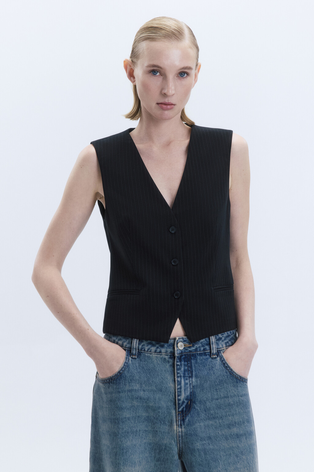 Жилет костюмный полуприлегающий в полоску - цвет черный - 2