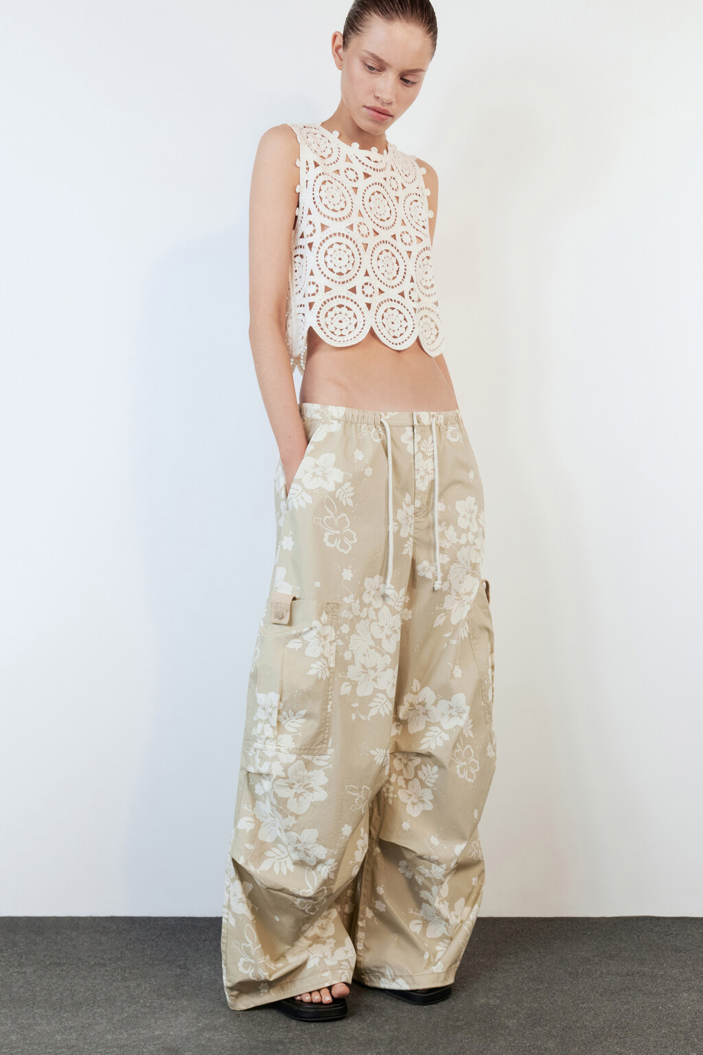 Брюки-парашюты хлопковые с цветочным принтом - цвет бежевый - 4