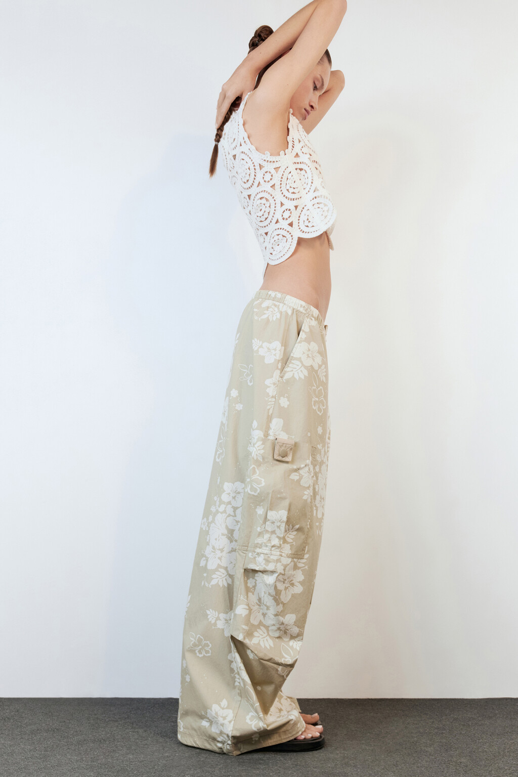 Брюки-парашюты хлопковые с цветочным принтом - цвет бежевый - 5