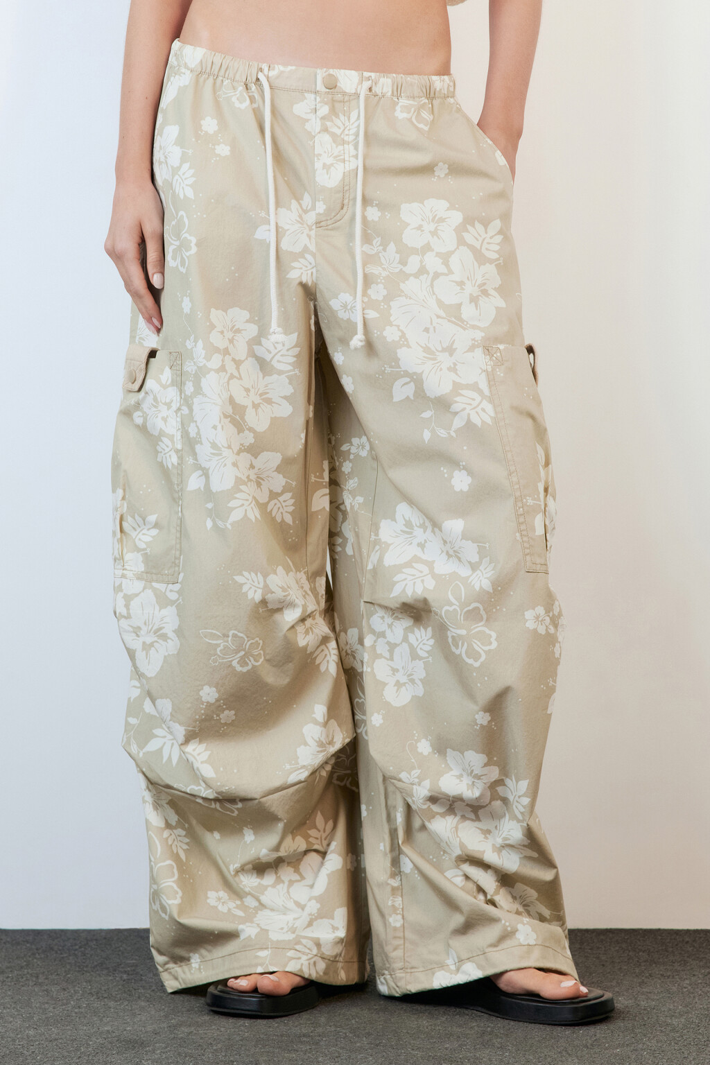 Брюки-парашюты хлопковые с цветочным принтом - цвет бежевый - 1