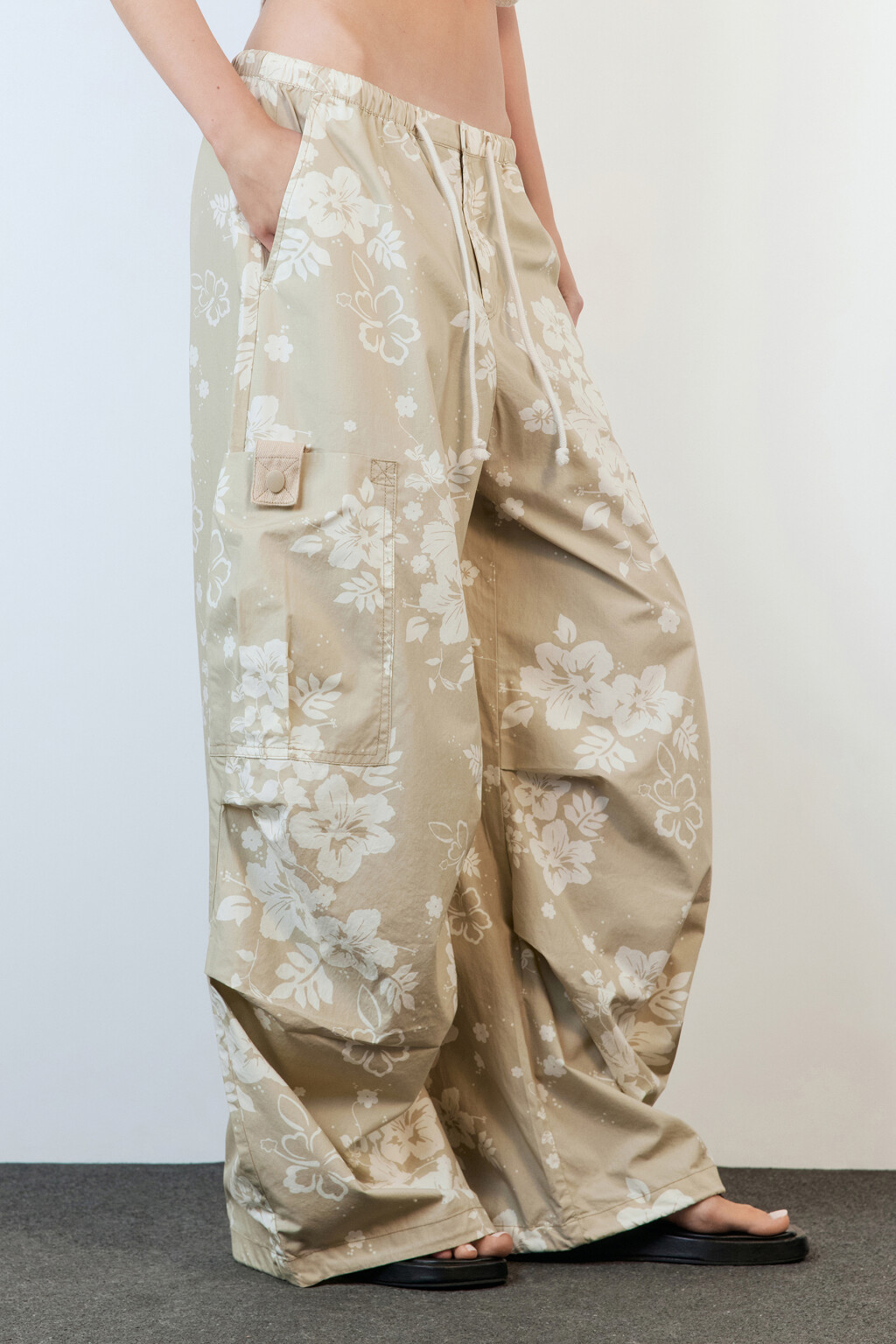 Брюки-парашюты хлопковые с цветочным принтом - цвет бежевый - 2