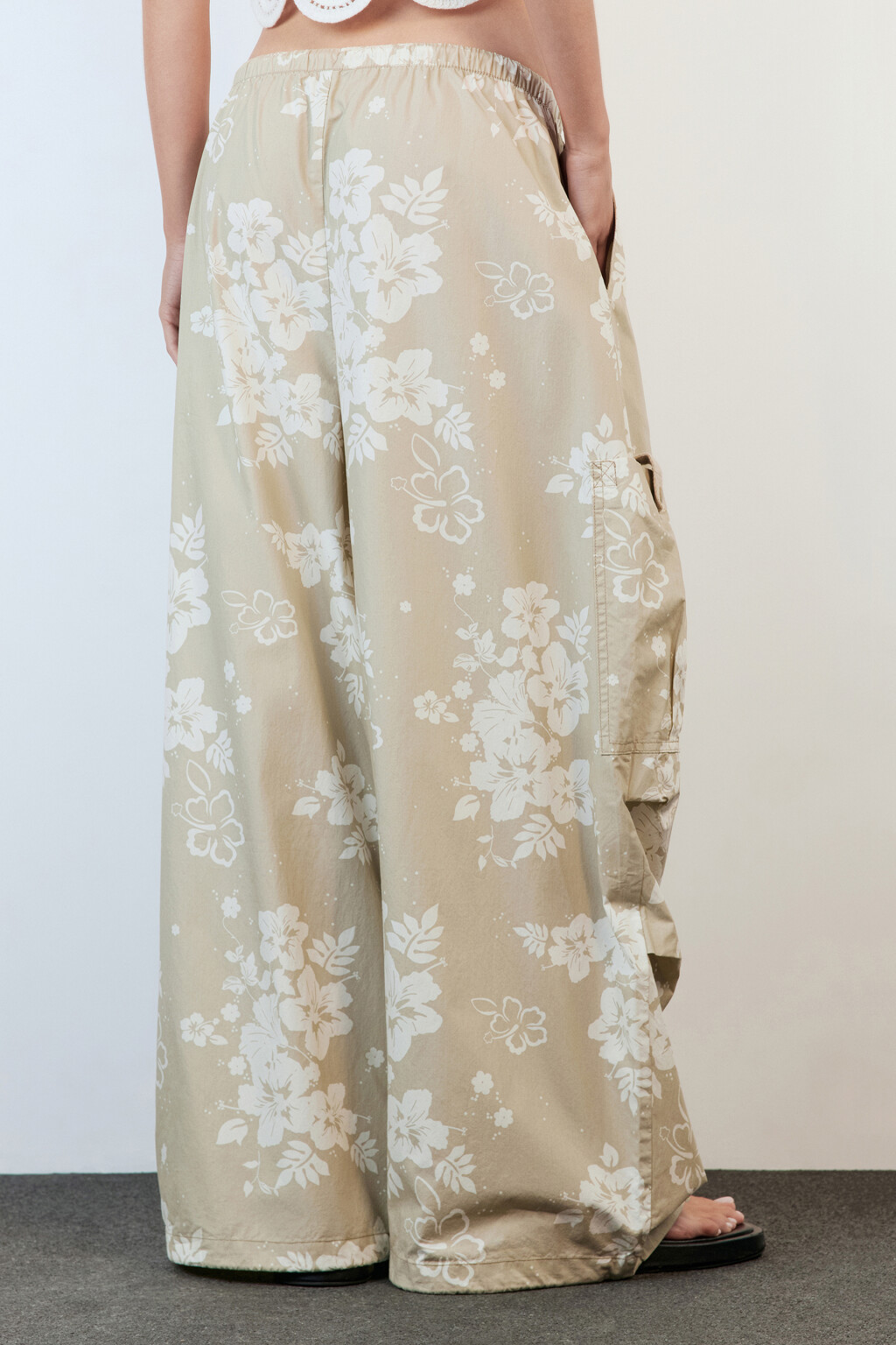 Брюки-парашюты хлопковые с цветочным принтом - цвет бежевый - 3