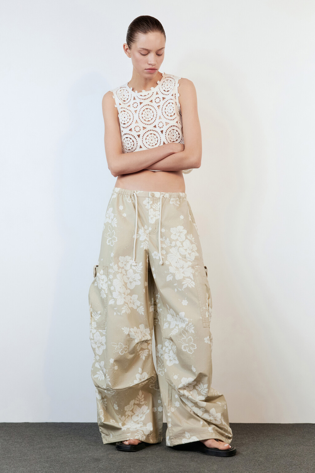 Брюки-парашюты хлопковые с цветочным принтом - цвет бежевый - 6