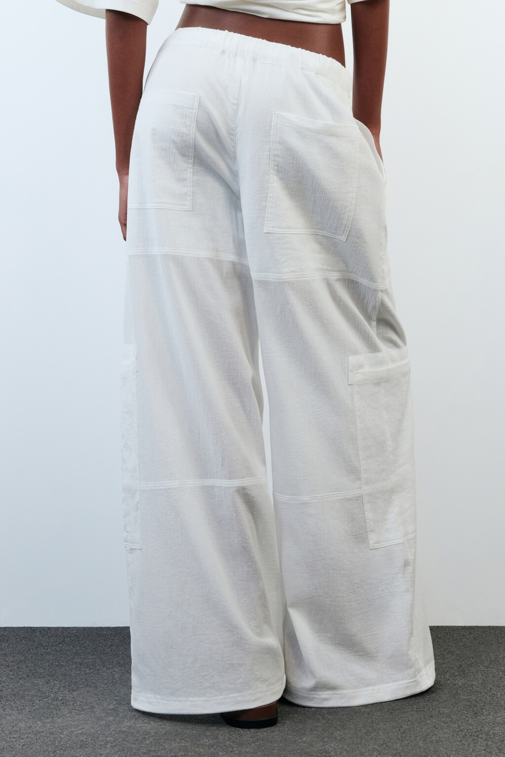 Брюки-парашюты хлопковые с накладными карманами - цвет белый - 4