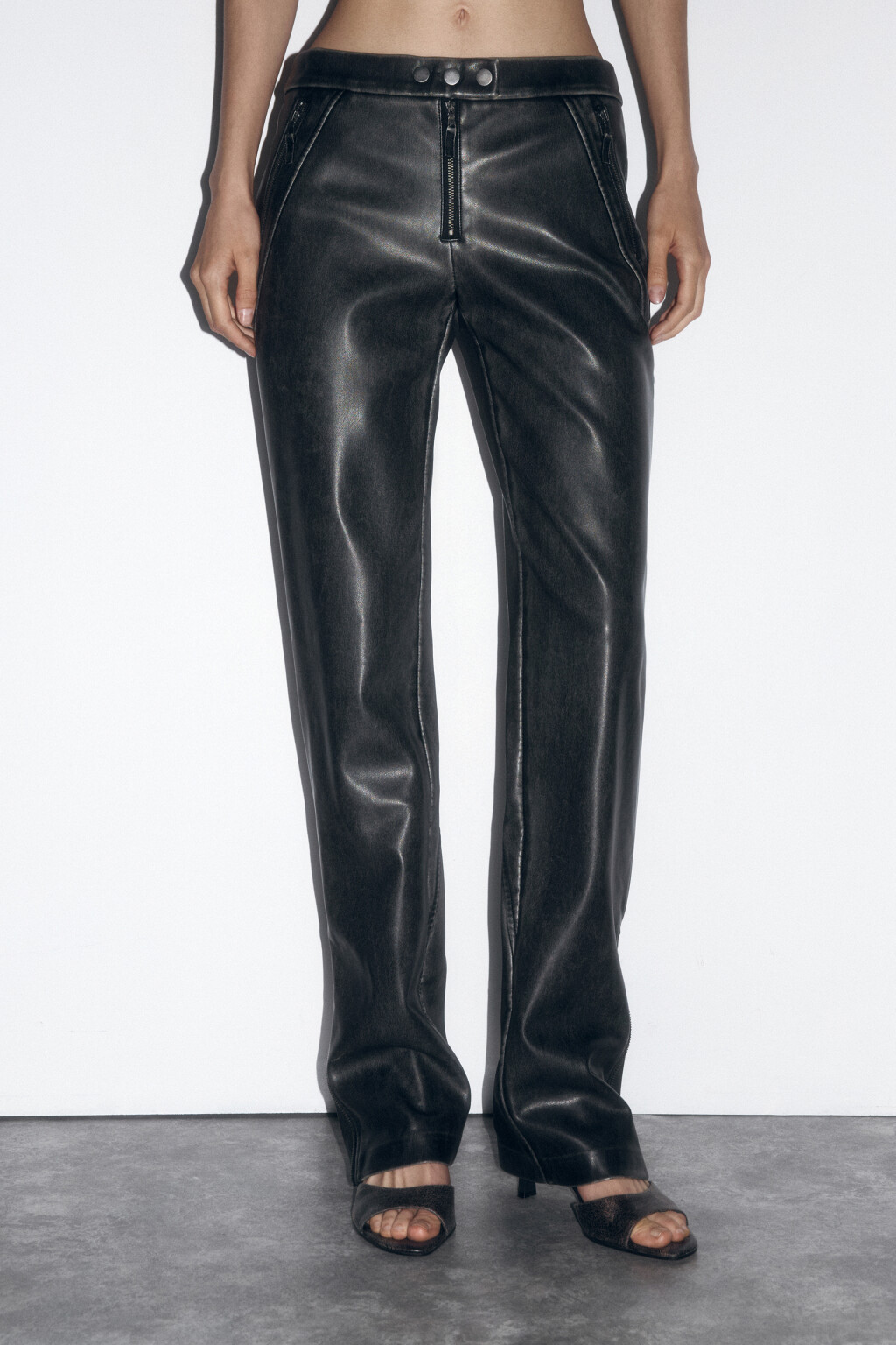 Брюки прямые из вареной искусственной кожи - цвет серый - 2