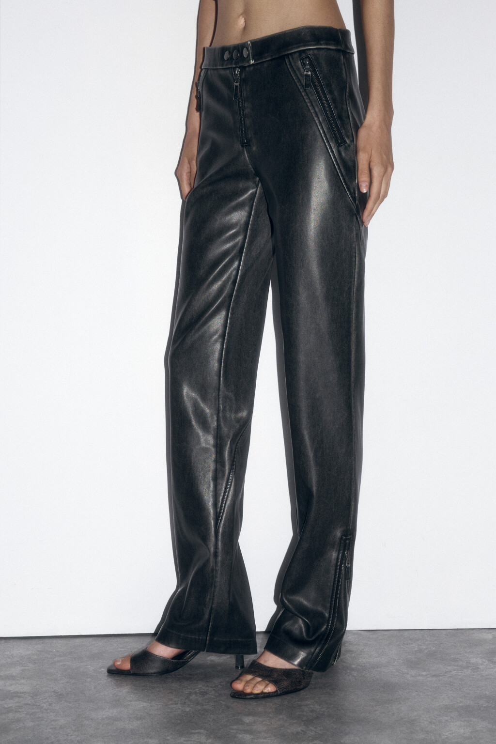 Брюки прямые из вареной искусственной кожи - цвет серый - 3