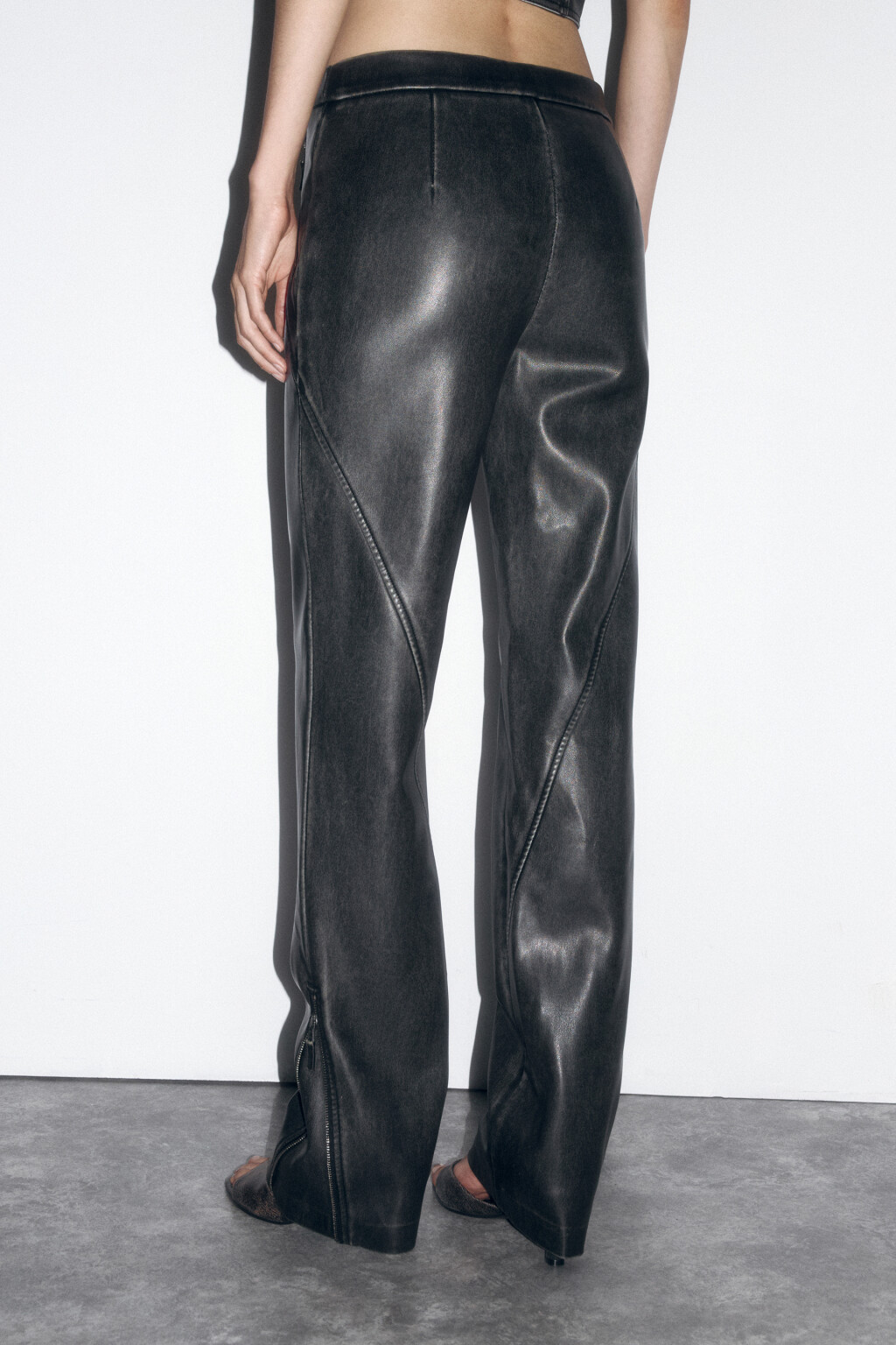 Брюки прямые из вареной искусственной кожи - цвет серый - 4
