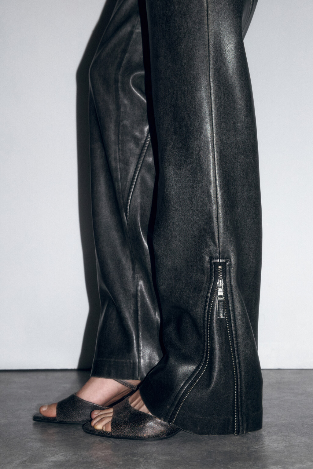 Брюки прямые из вареной искусственной кожи - цвет серый - 7
