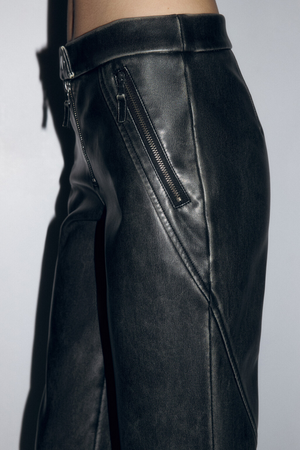 Брюки прямые из вареной искусственной кожи - цвет серый - 8