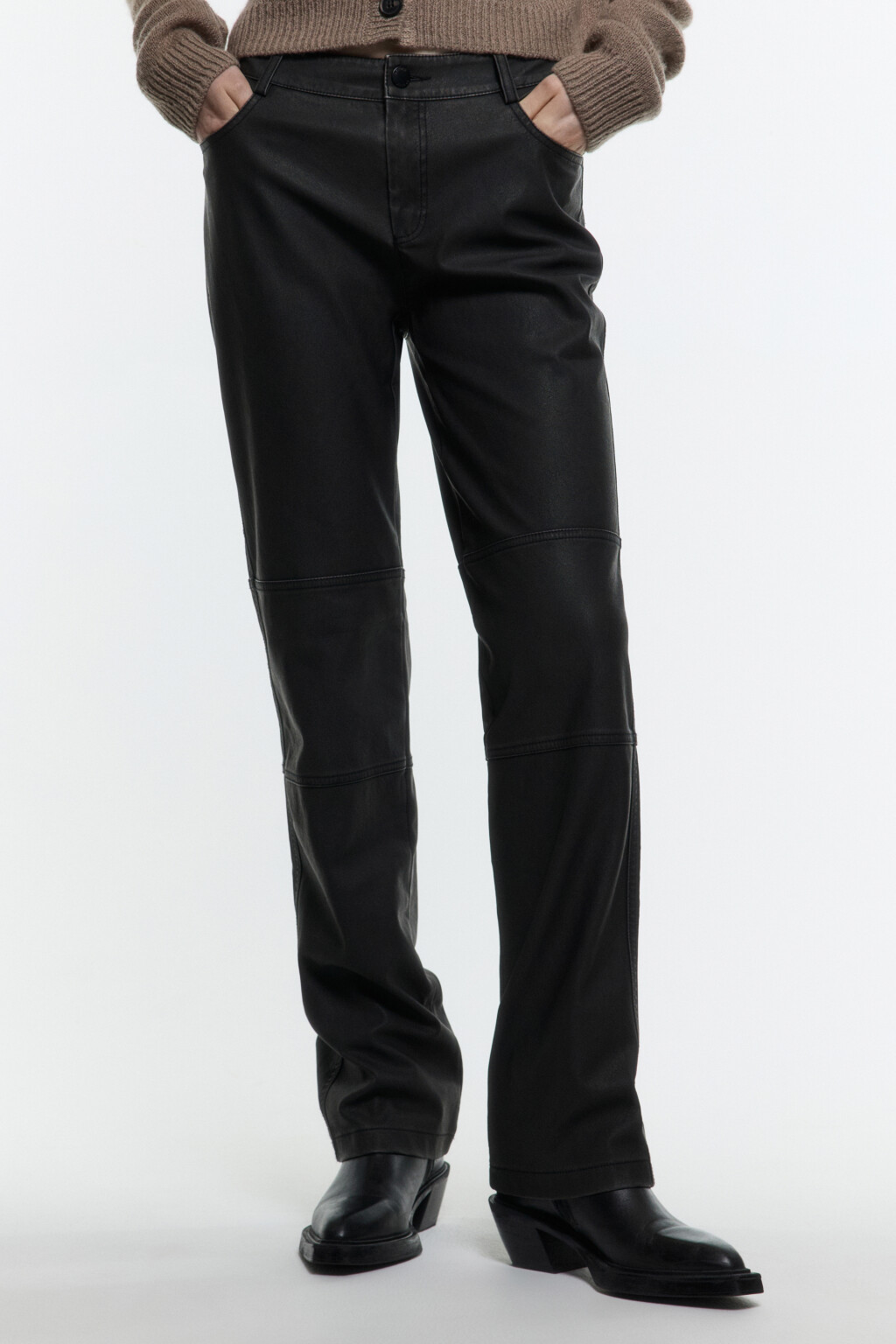 Брюки зауженные из искусственной кожи со стиркой - цвет черный - 2