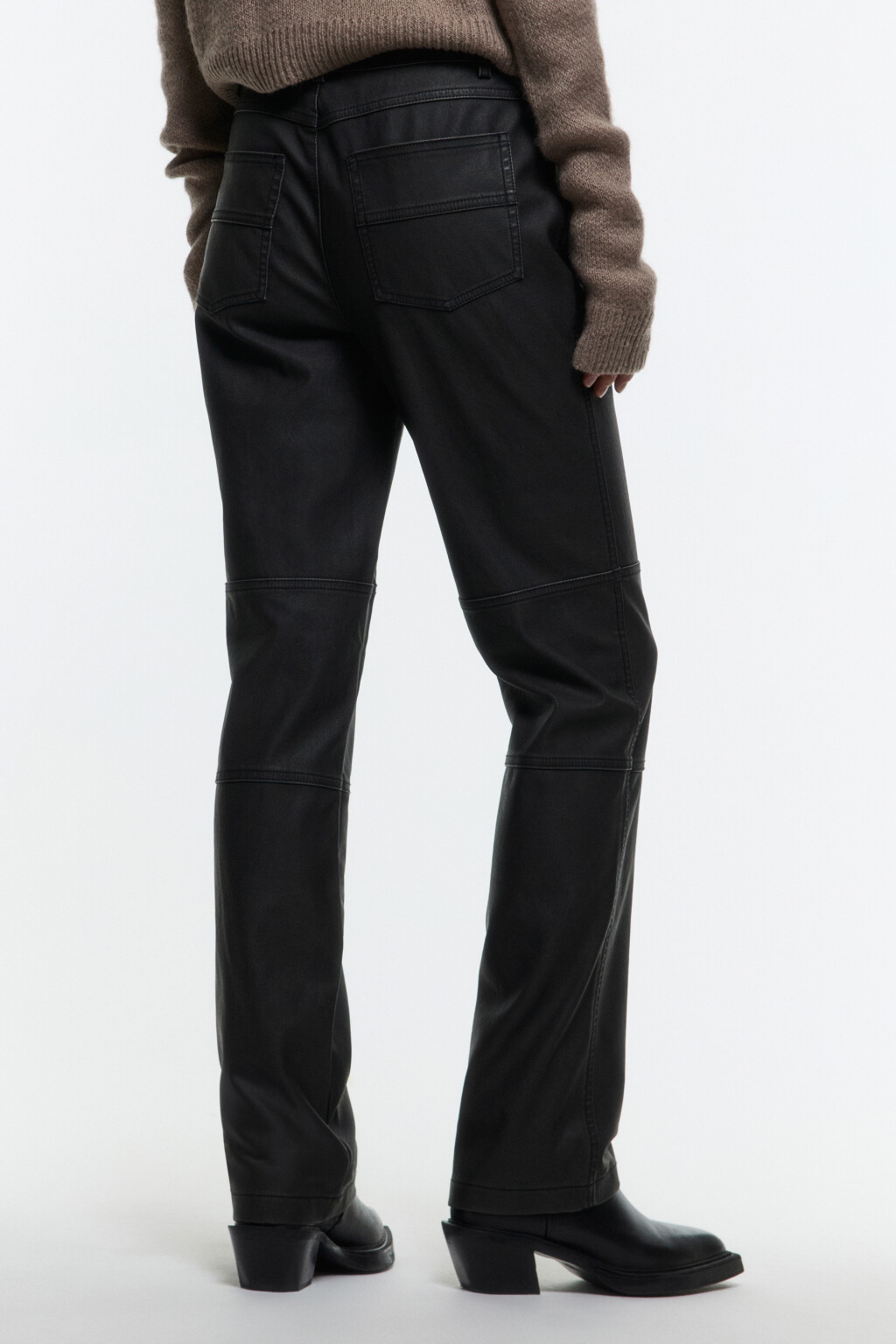 Брюки зауженные из искусственной кожи со стиркой - цвет черный - 4