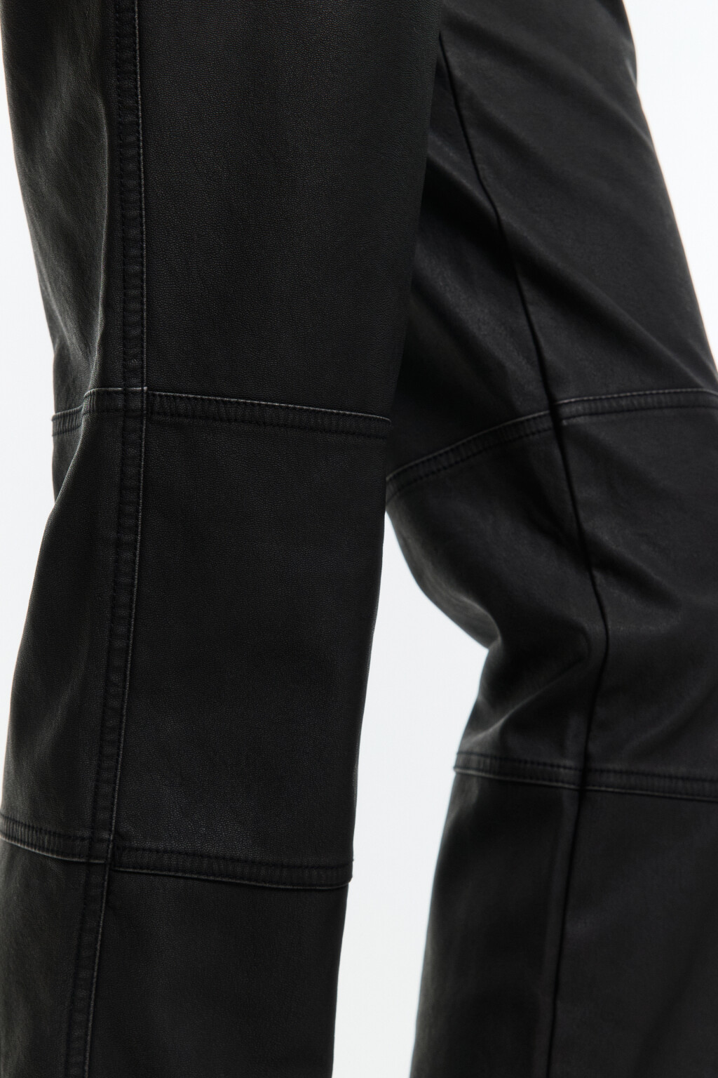 Брюки зауженные из искусственной кожи со стиркой - цвет черный - 7