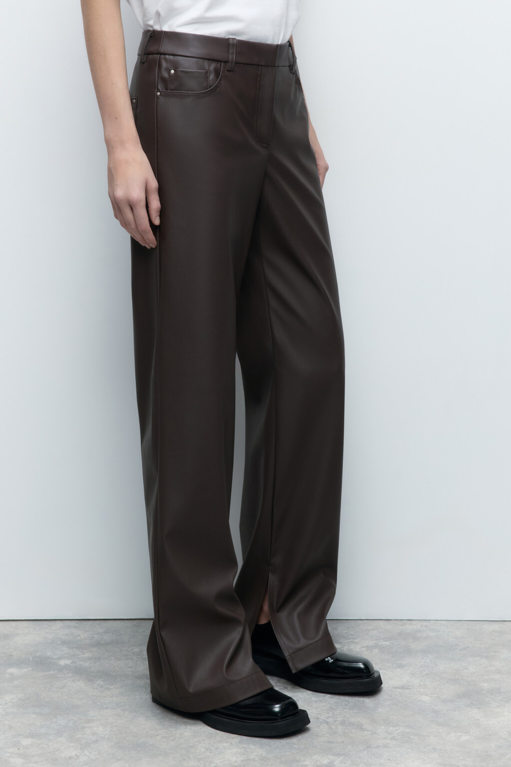 Брюки прямые из искусственной кожи с разрезами - цвет коричневый - 3