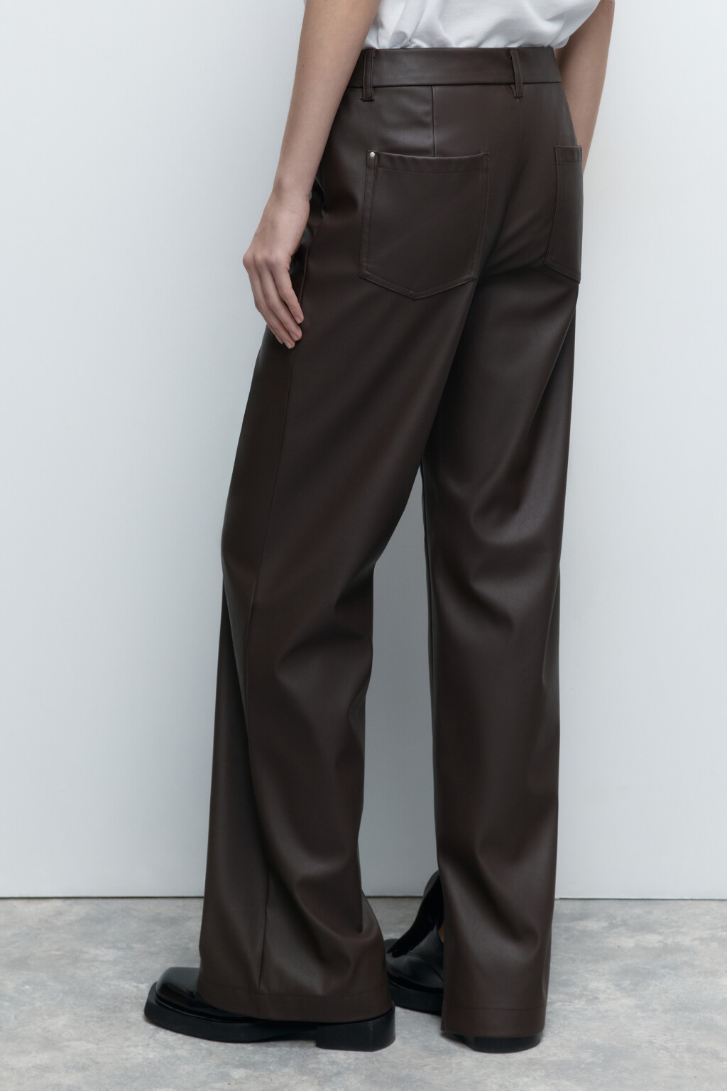Брюки прямые из искусственной кожи с разрезами - цвет коричневый - 4