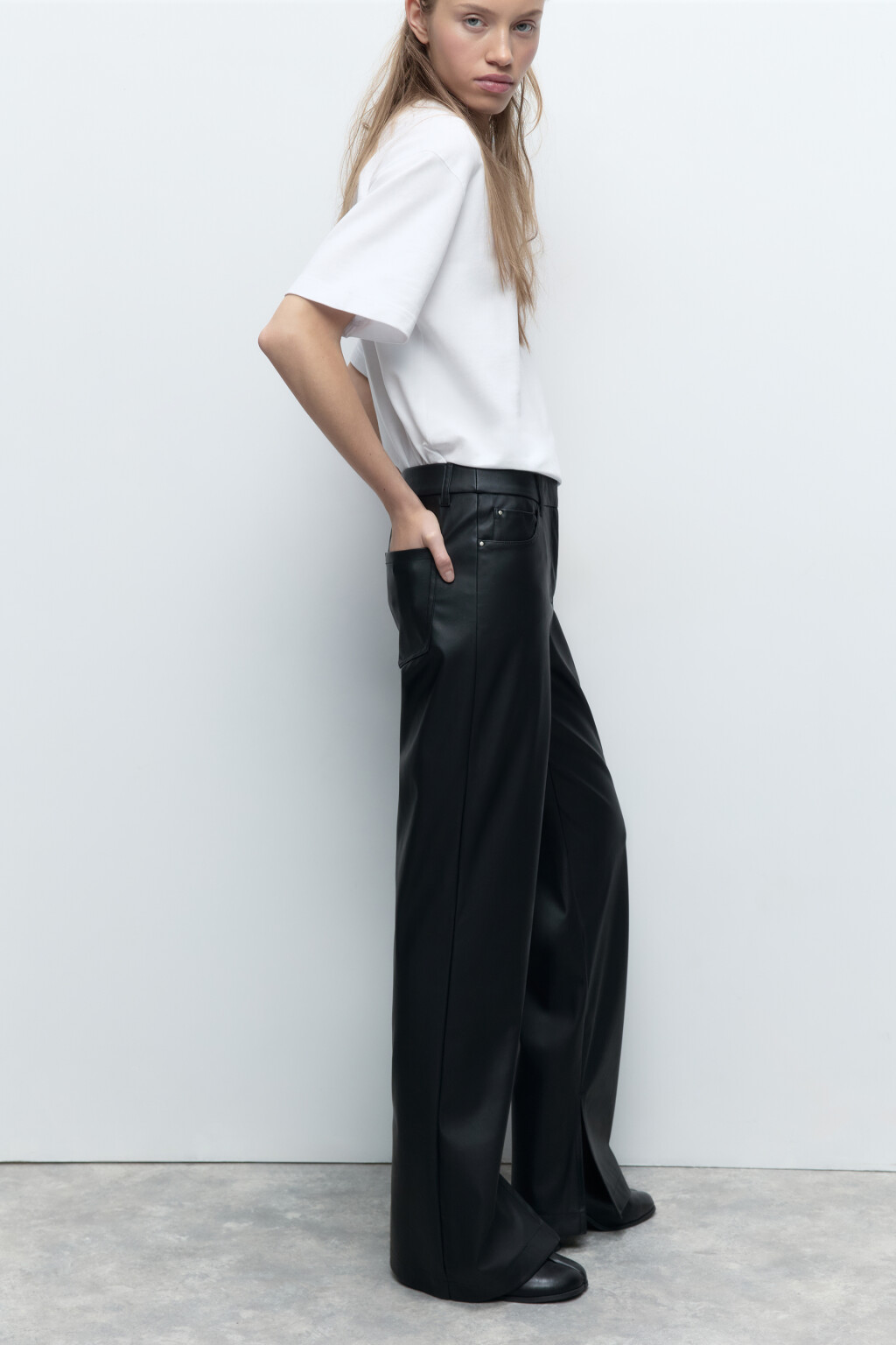 Брюки прямые из искусственной кожи с разрезами - цвет черный - 1