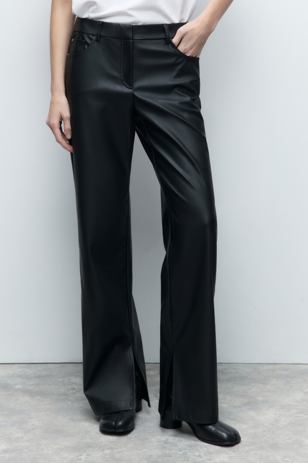 Брюки прямые из искусственной кожи с разрезами - цвет черный - 2