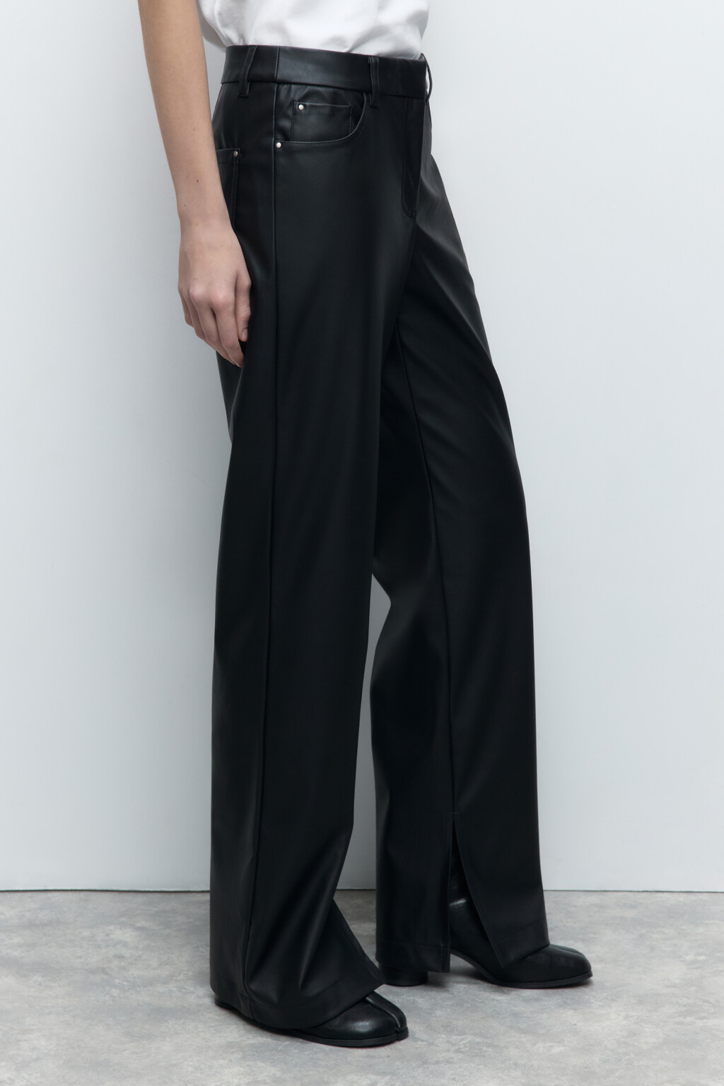 Брюки прямые из искусственной кожи с разрезами - цвет черный - 3