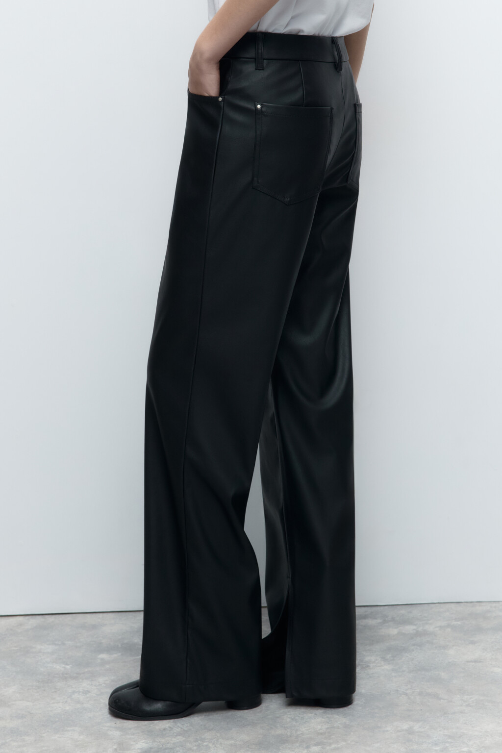 Брюки прямые из искусственной кожи с разрезами - цвет черный - 4