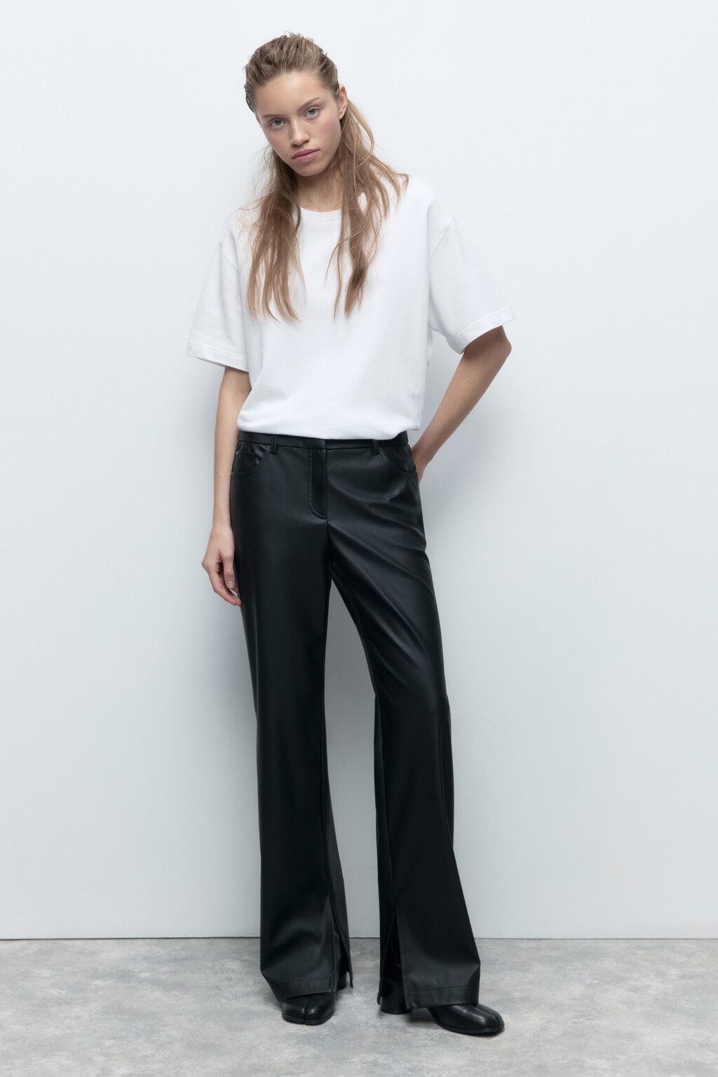 Брюки прямые из искусственной кожи с разрезами - цвет черный - 5