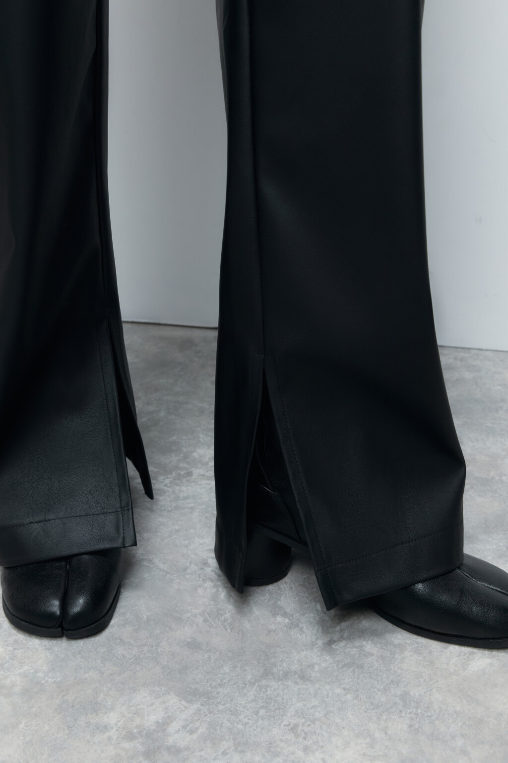 Брюки прямые из искусственной кожи с разрезами - цвет черный - 7