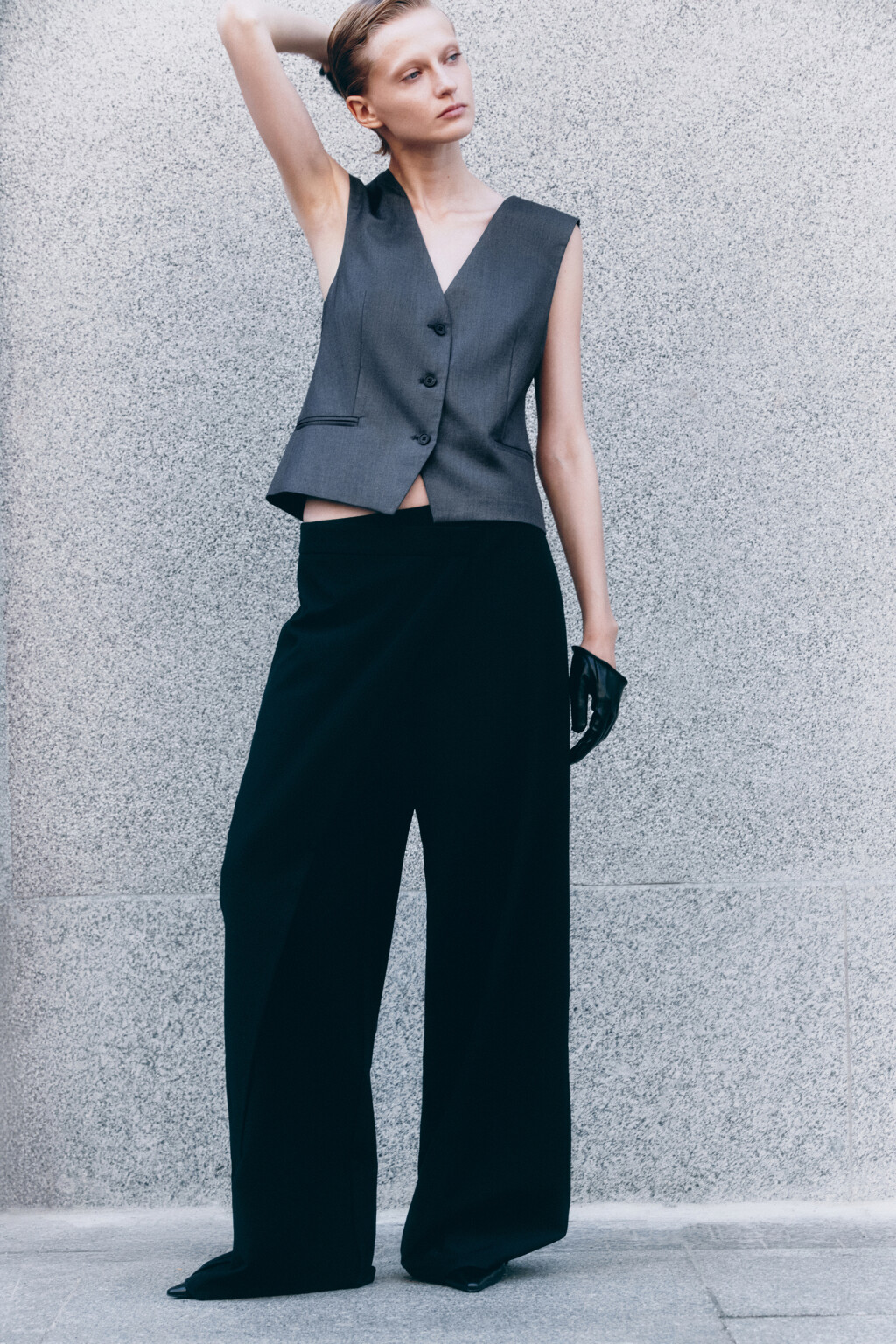 Брюки широкие костюмные с асимметричной деталью - цвет черный - 8
