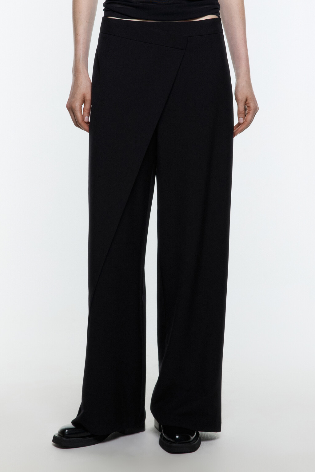 Брюки широкие костюмные с асимметричной деталью - цвет черный - 2