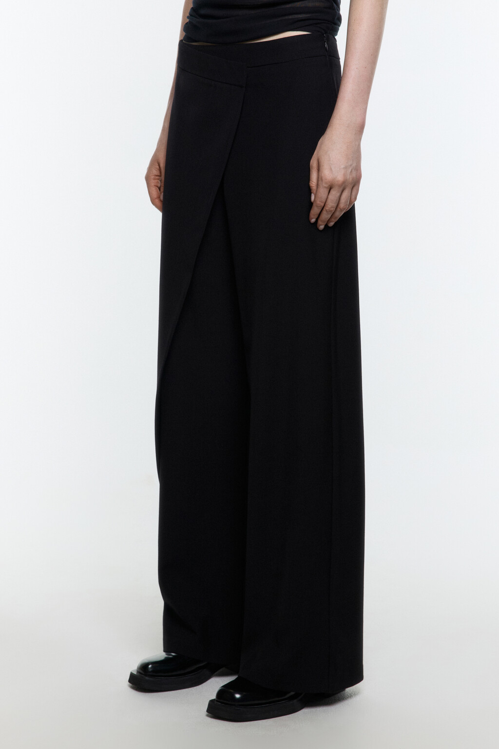Брюки широкие костюмные с асимметричной деталью - цвет черный - 3