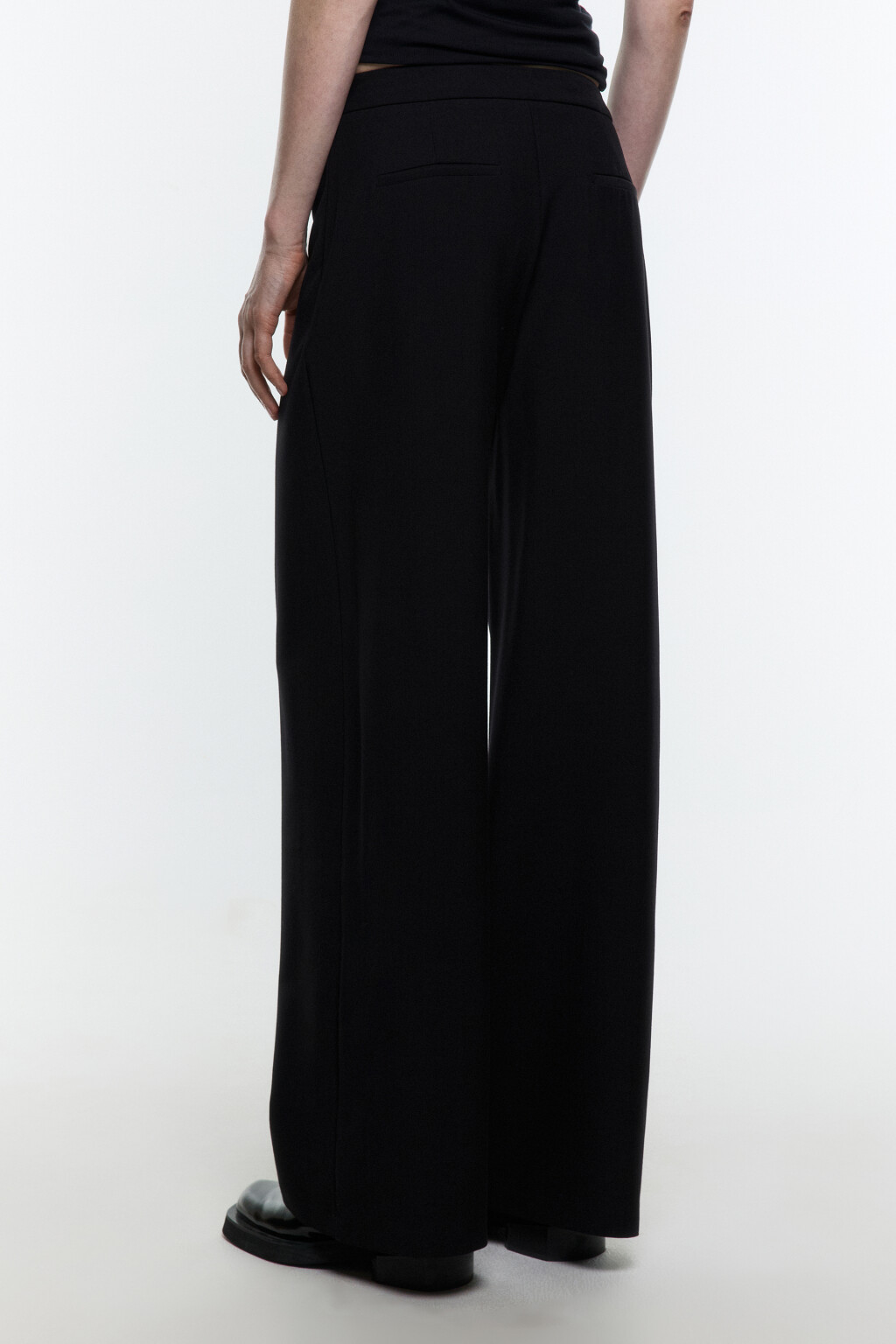 Брюки широкие костюмные с асимметричной деталью - цвет черный - 4