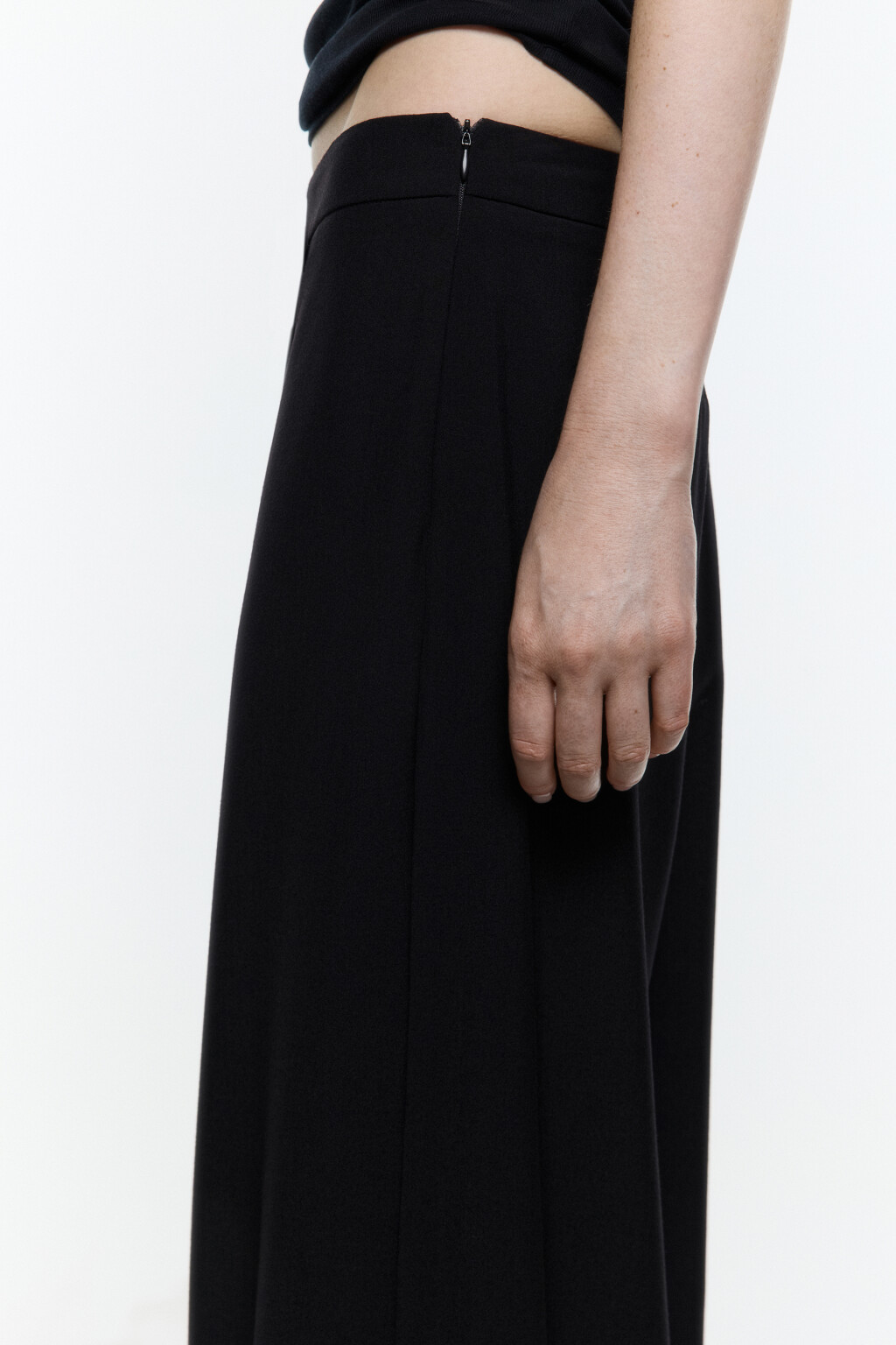 Брюки широкие костюмные с асимметричной деталью - цвет черный - 7