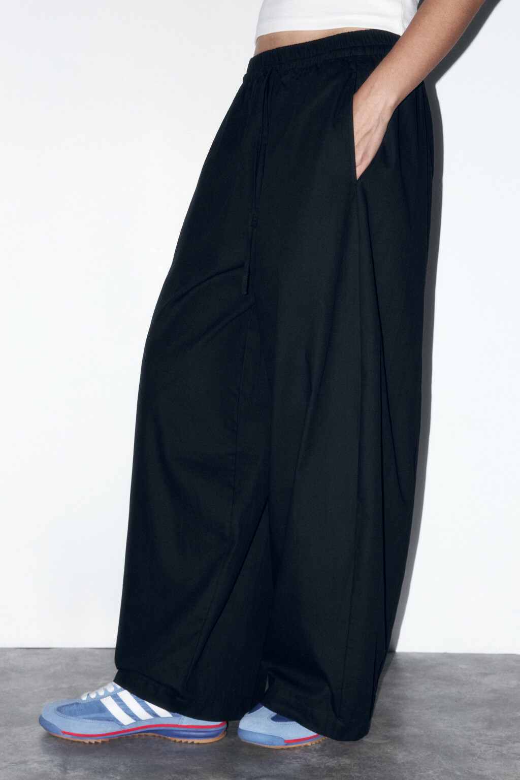 Брюки широкие с поясом на завязках - цвет черный - 3