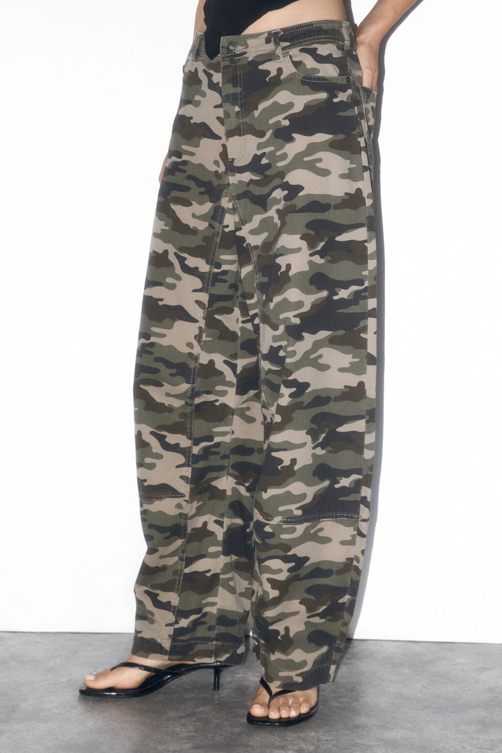 Брюки-бананы широкие с принтом в стиле милитари - цвет зеленый - 2