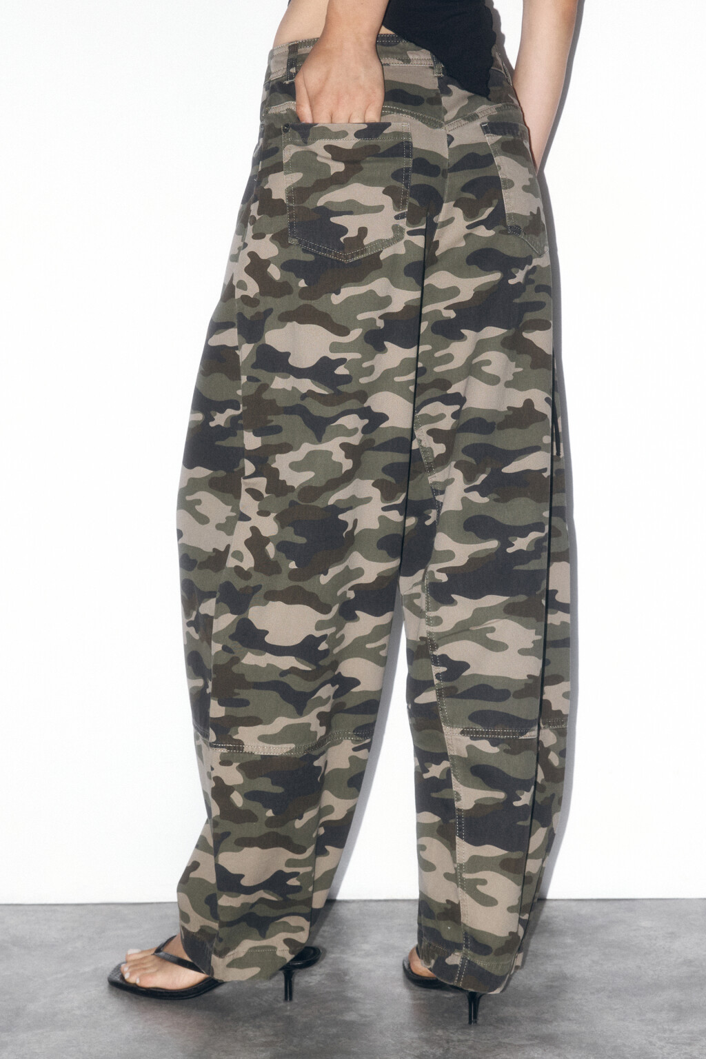 Брюки-бананы широкие с принтом в стиле милитари - цвет зеленый - 3