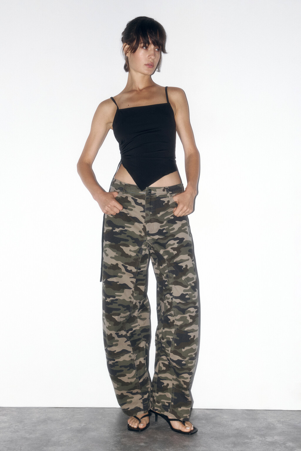 Брюки-бананы широкие с принтом в стиле милитари - цвет зеленый - 6