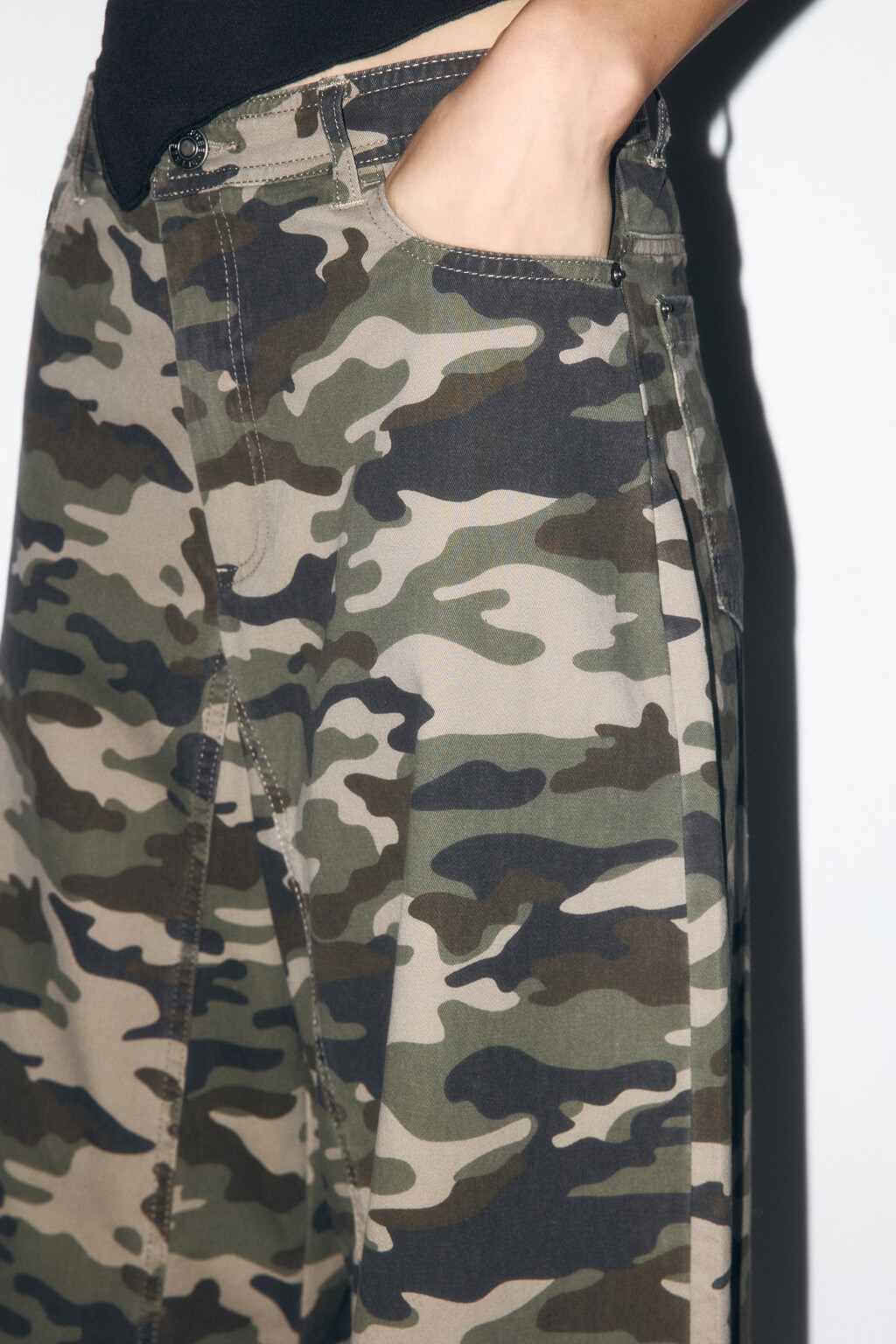 Брюки-бананы широкие с принтом в стиле милитари - цвет зеленый - 7