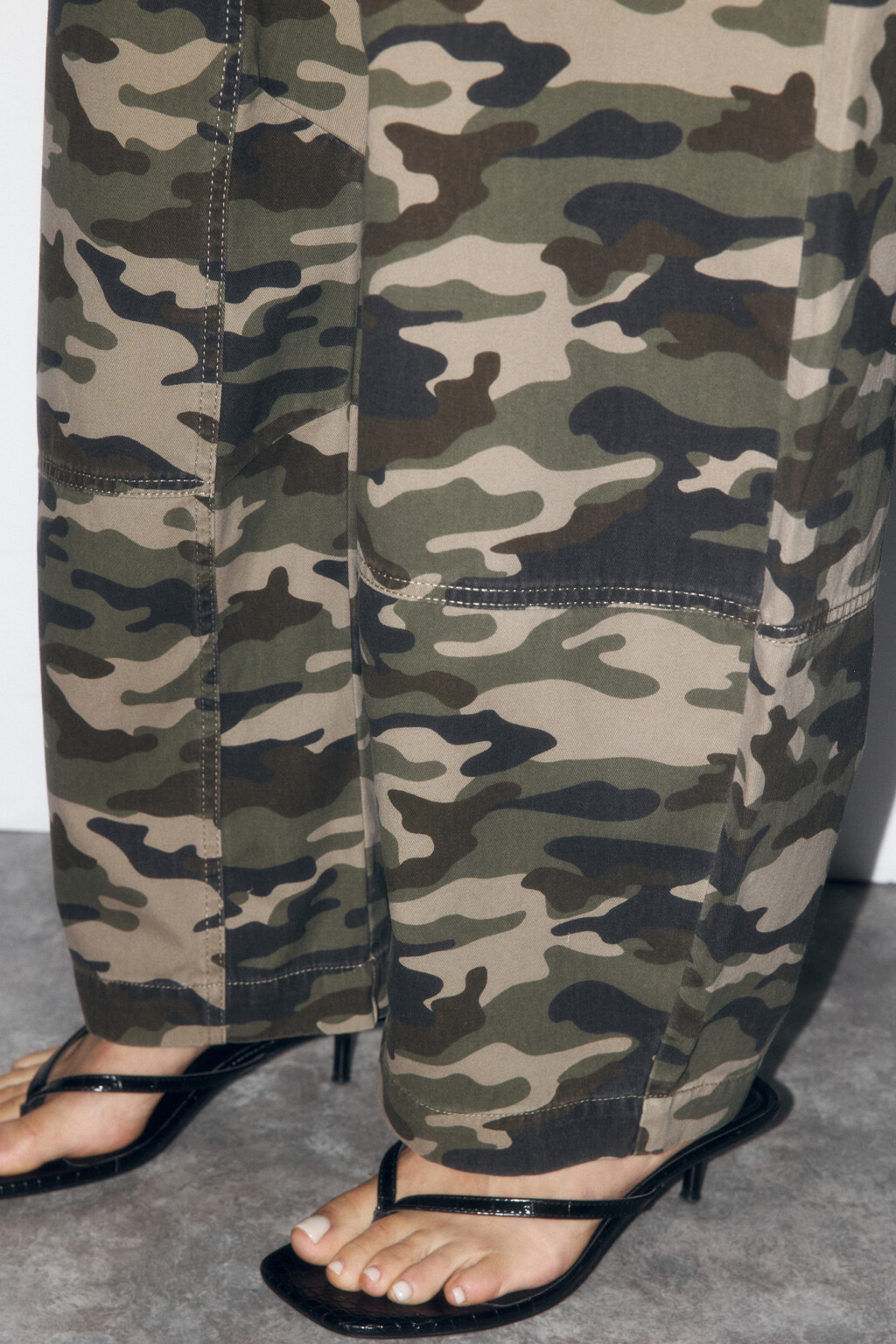 Брюки-бананы широкие с принтом в стиле милитари - цвет зеленый - 8