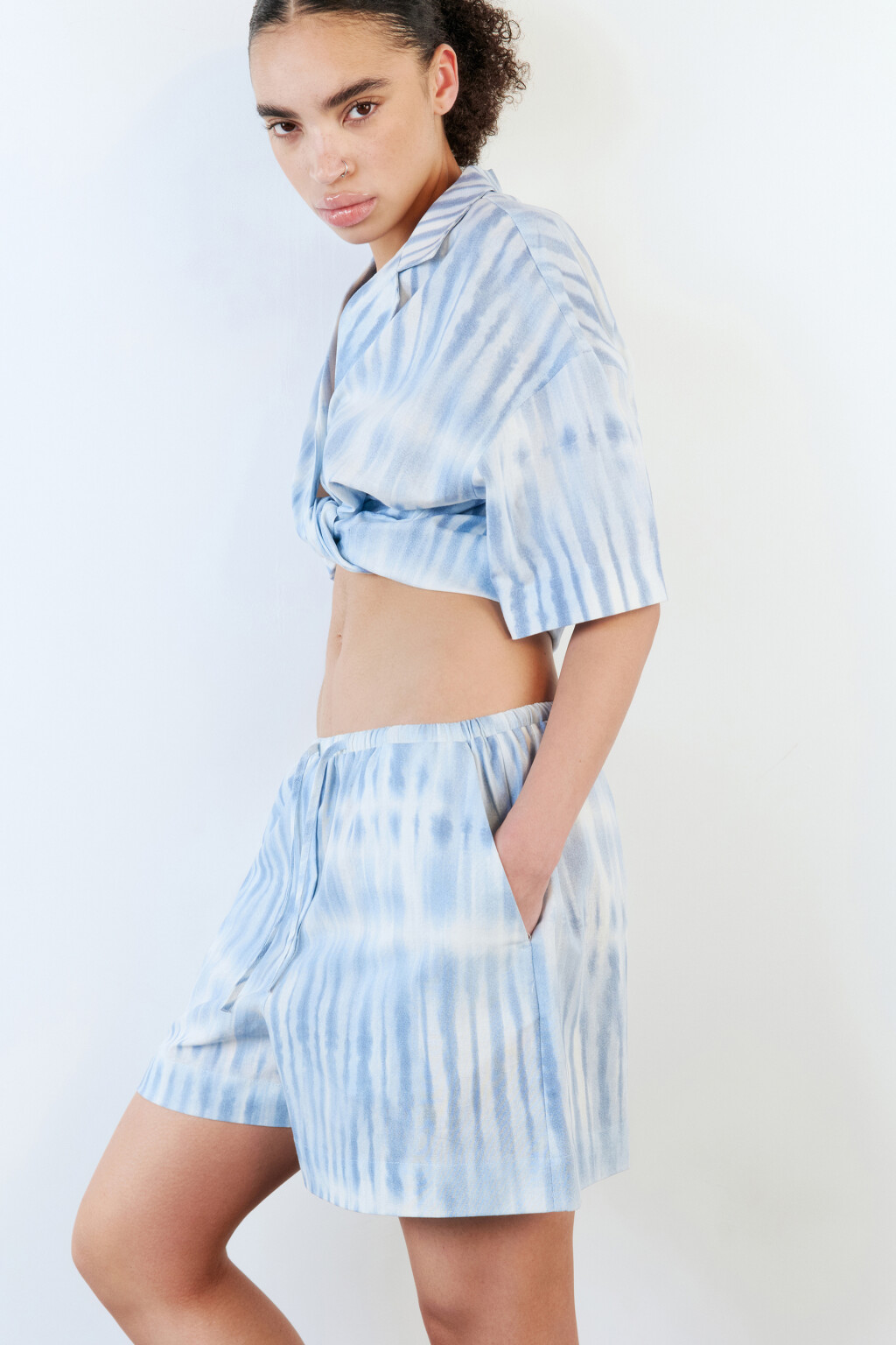 Шорты льняные с поясом-резинкой и принтом - цвет голубой - 4