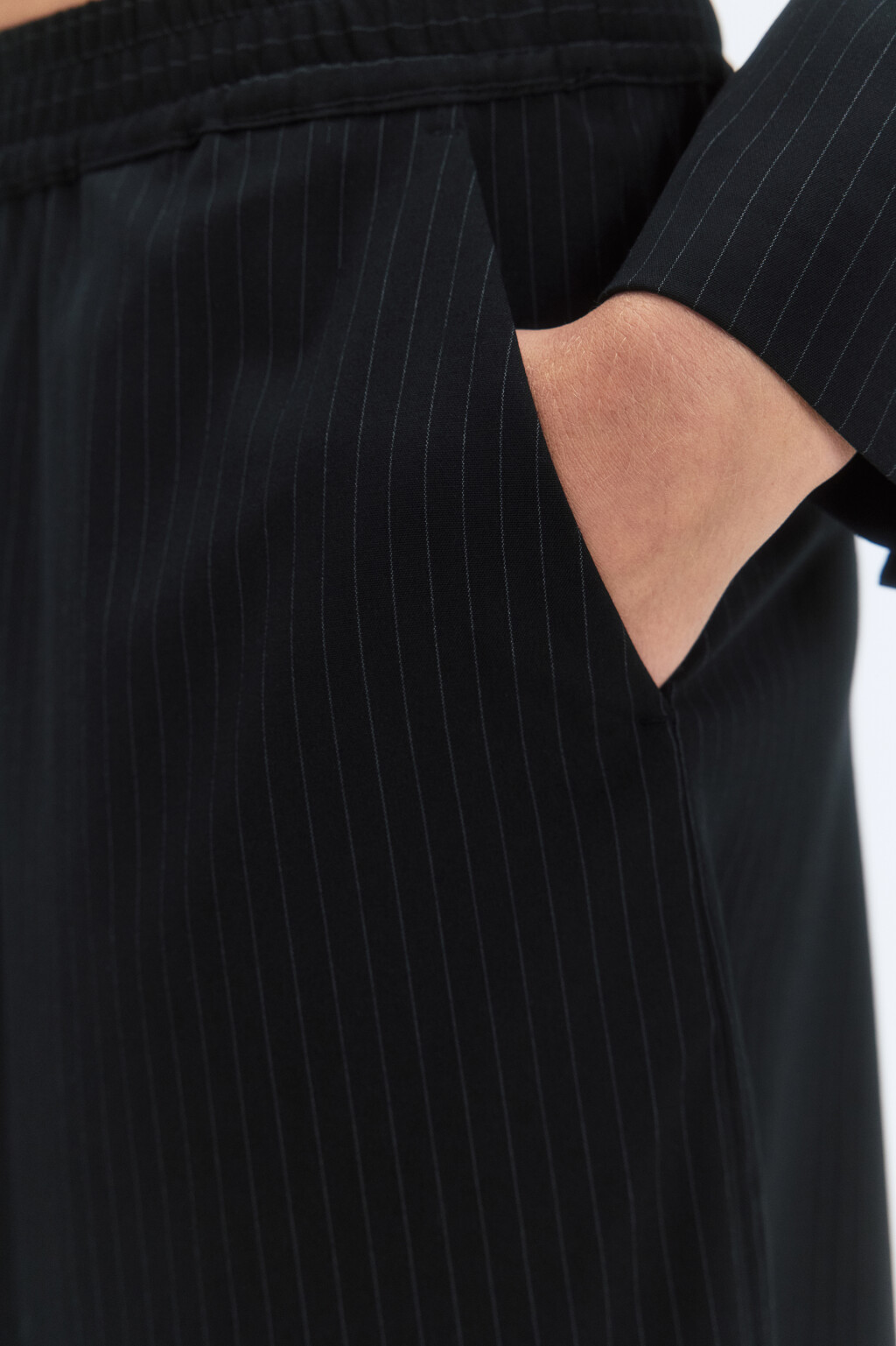 Шорты-бермуды костюмные в полоску - цвет черный - 7