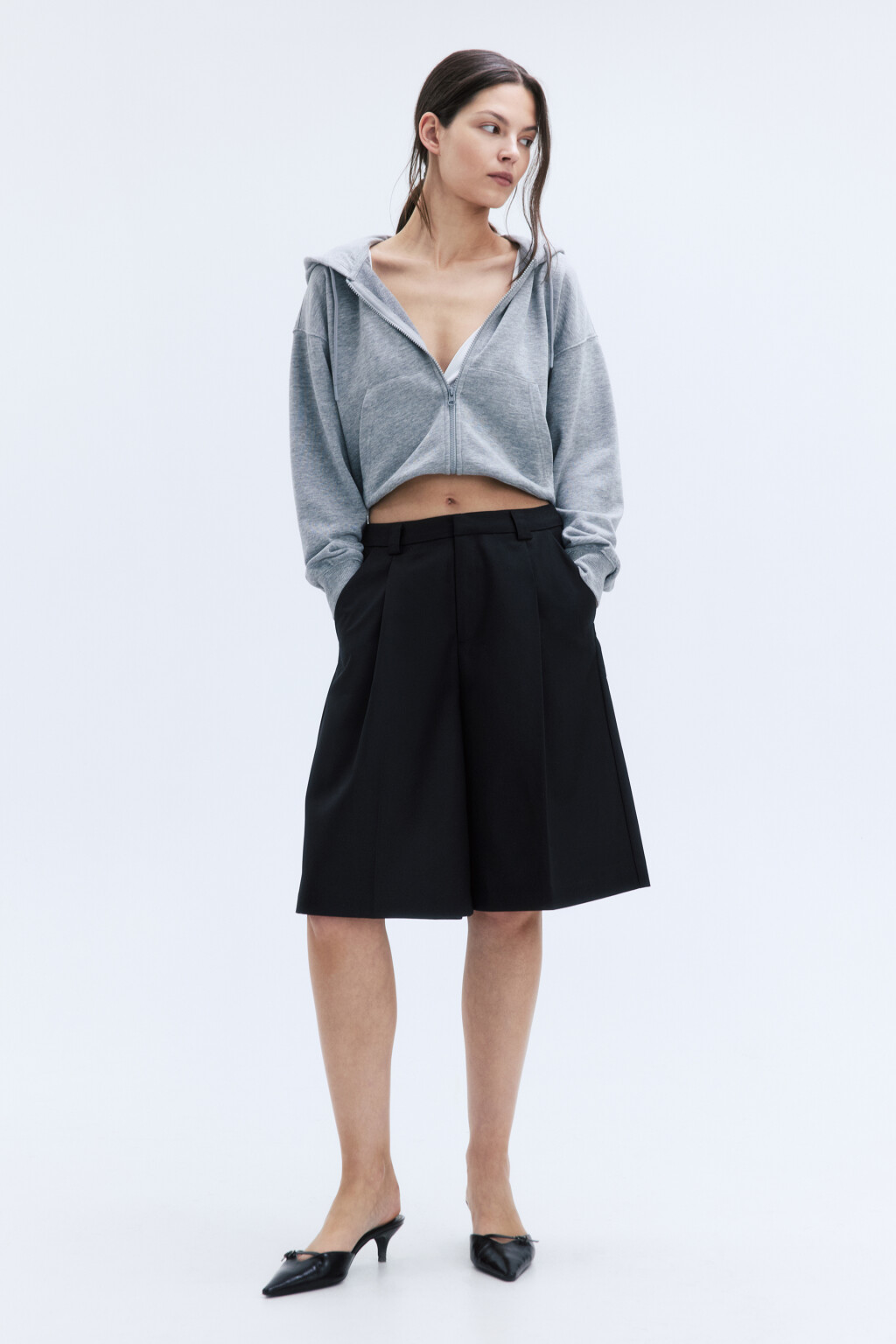 Шорты-бермуды широкие с защипами на поясе - цвет черный - 1