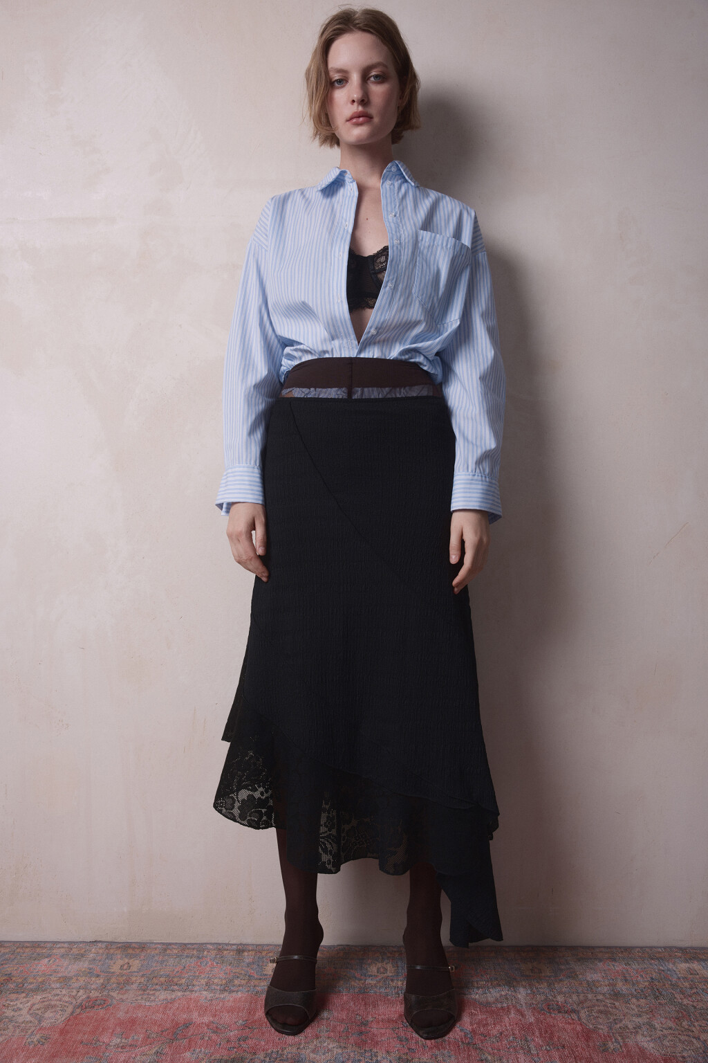 Юбка-трапеция асимметричная с кружевной вставкой - цвет черный - 9