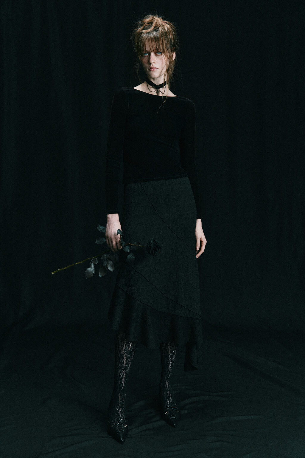 Юбка-трапеция асимметричная с кружевной вставкой - цвет черный - 1