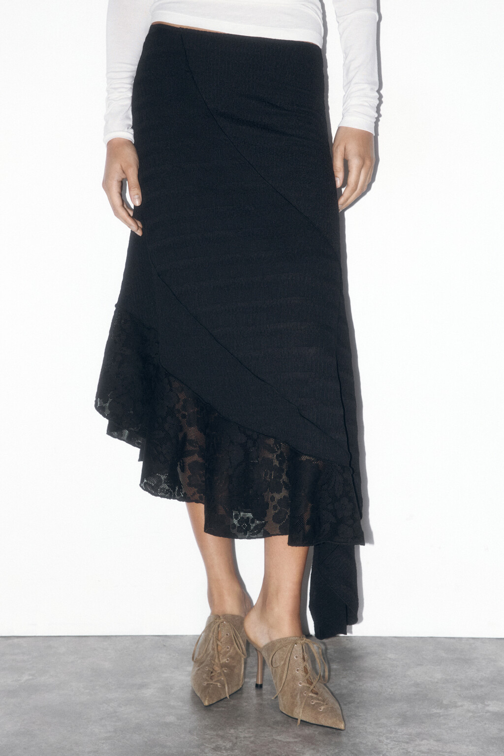 Юбка-трапеция асимметричная с кружевной вставкой - цвет черный - 3