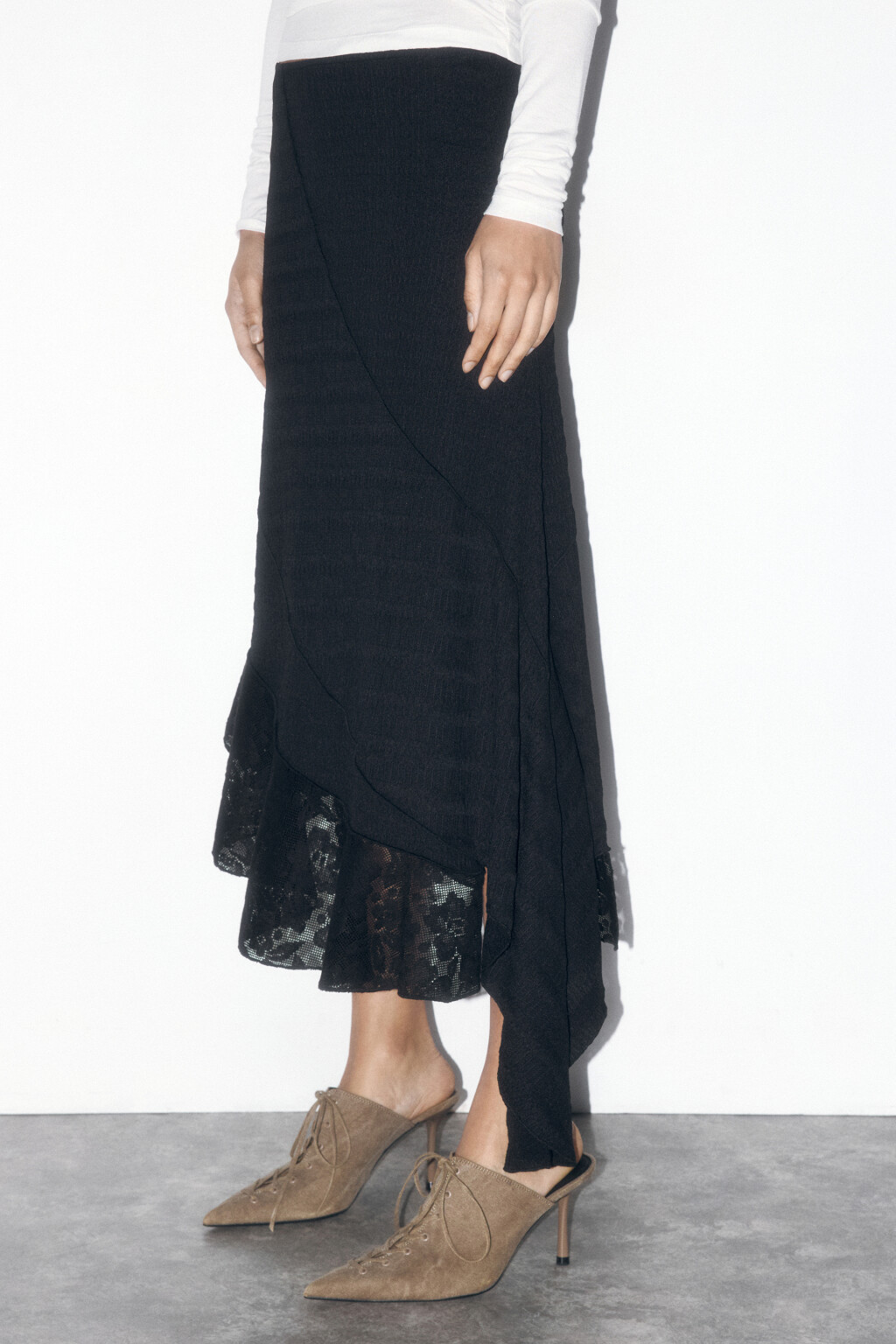 Юбка-трапеция асимметричная с кружевной вставкой - цвет черный - 4